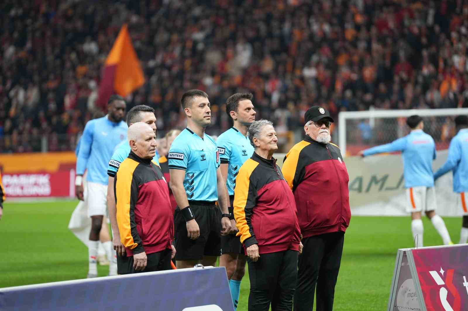Trendyol Süper Lig: Galatasaray: 0 - RAMS Başakşehir: 0 (Maç devam ediyor)
