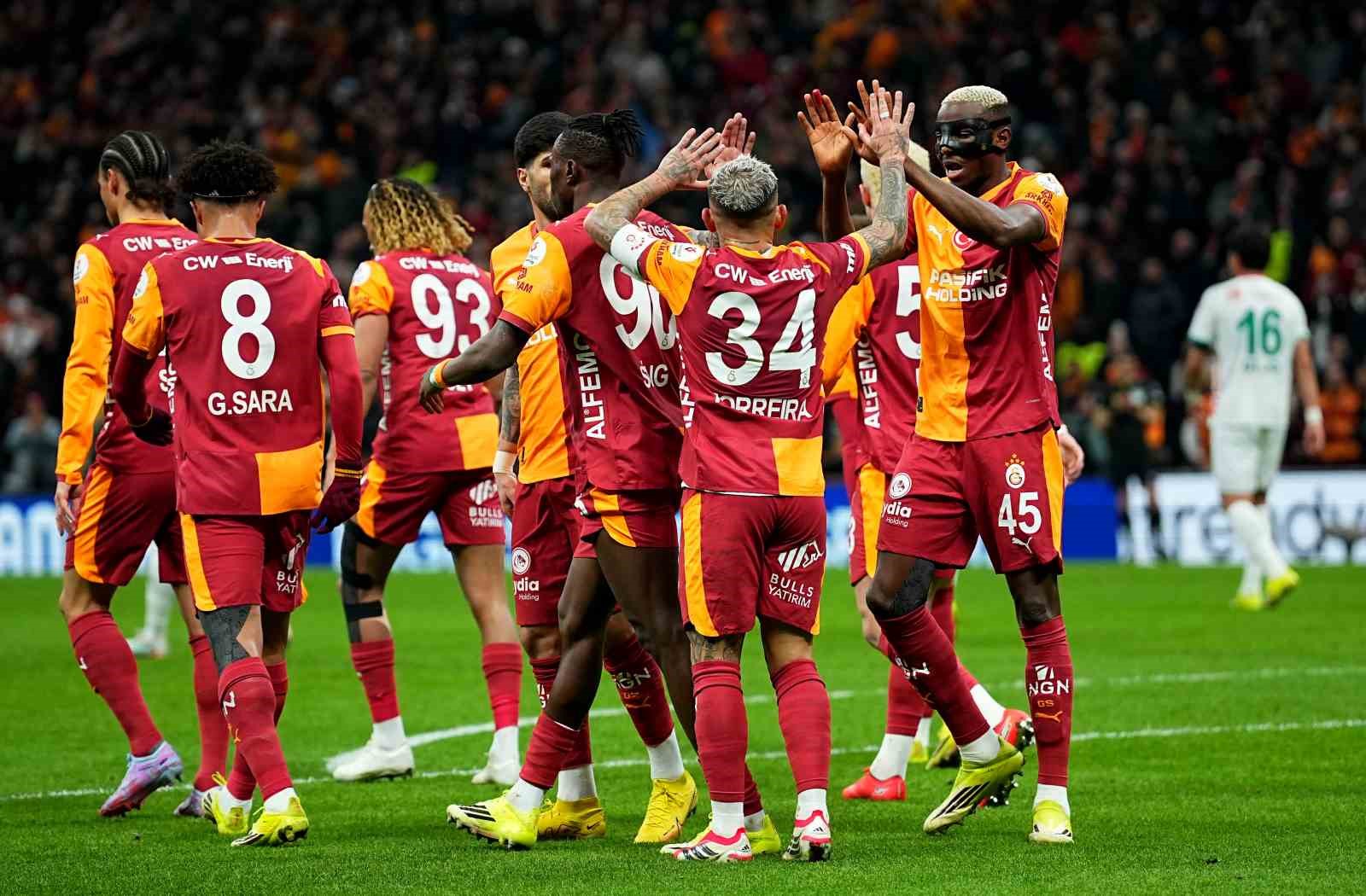 Trendyol Süper Lig: Galatasaray: 1 - Corendon Alanyaspor: 0 (İlk yarı)
