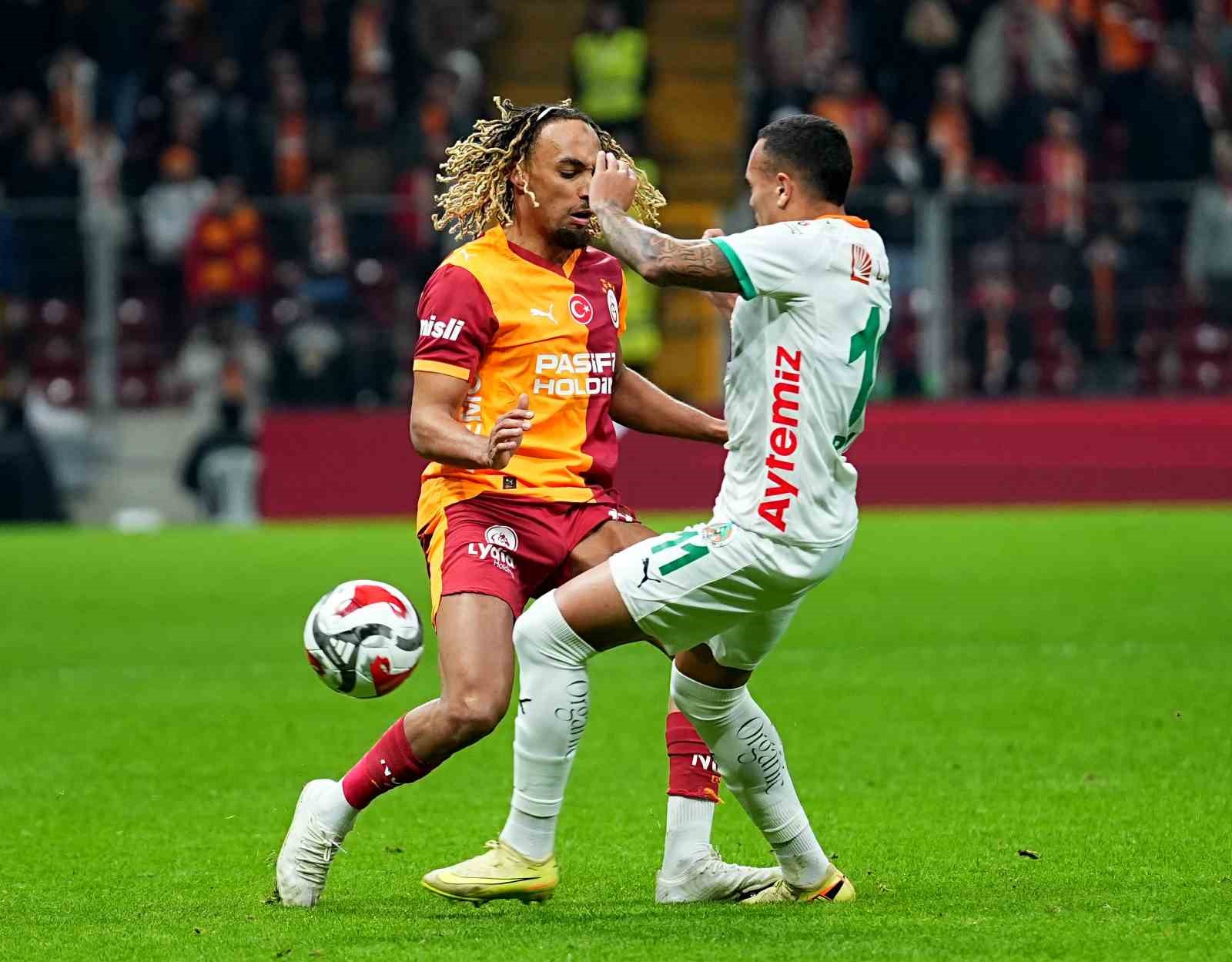 Trendyol Süper Lig: Galatasaray: 1 - Corendon Alanyaspor: 0 (İlk yarı)
