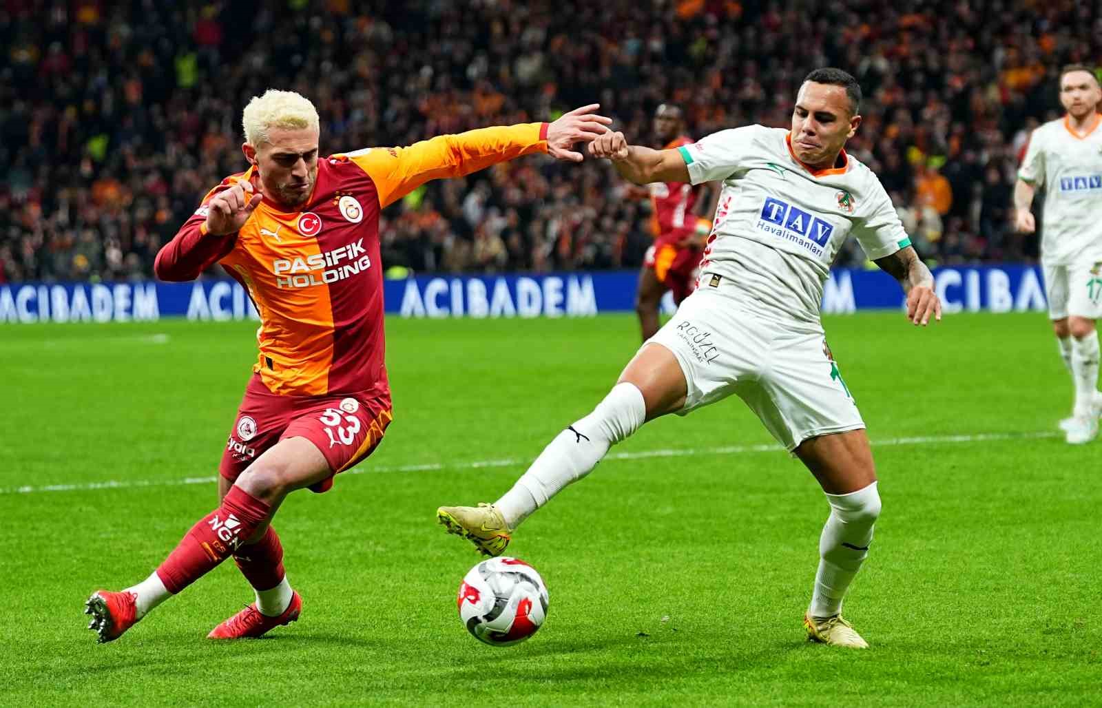 Trendyol Süper Lig: Galatasaray: 1 - Corendon Alanyaspor: 0 (İlk yarı)
