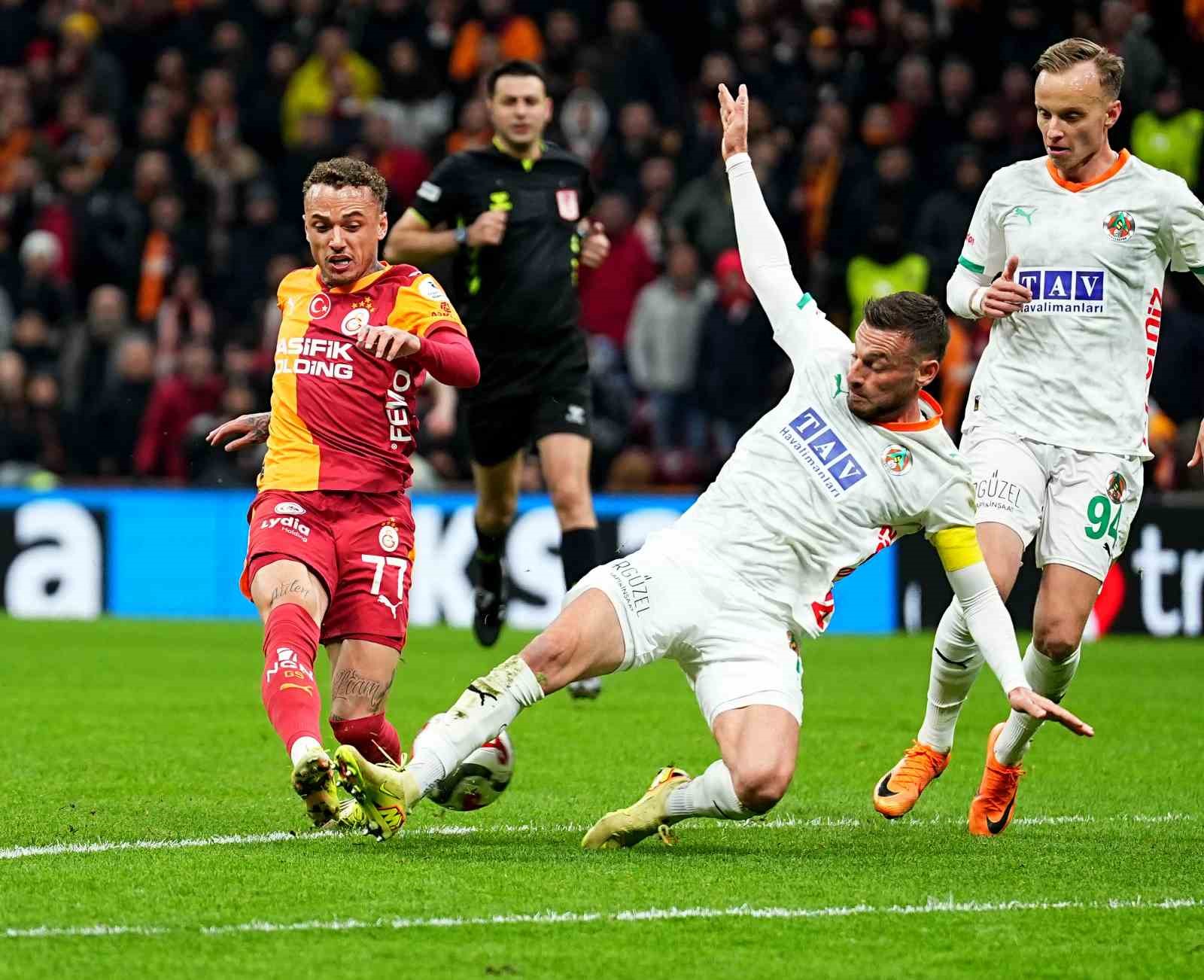 Trendyol Süper Lig: Galatasaray: 1 - Corendon Alanyaspor: 0 (İlk yarı)
