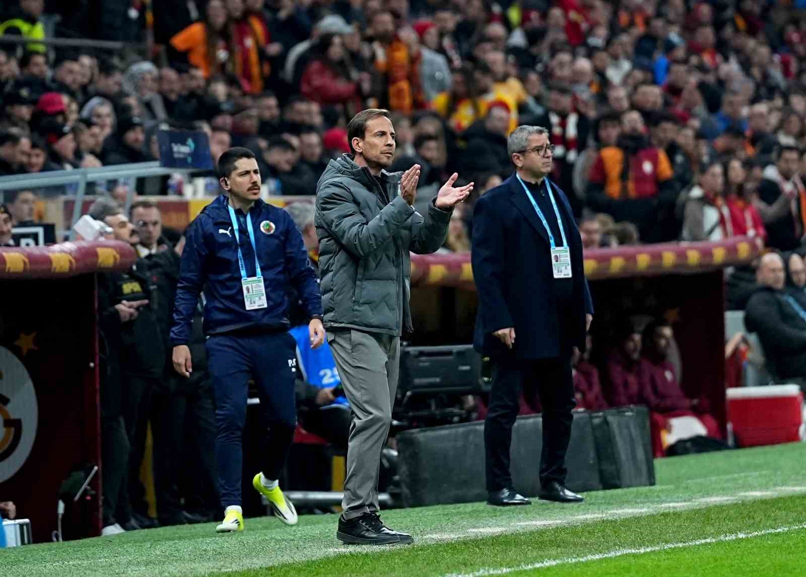 Trendyol Süper Lig: Galatasaray: 1 - Corendon Alanyaspor: 0 (İlk yarı)
