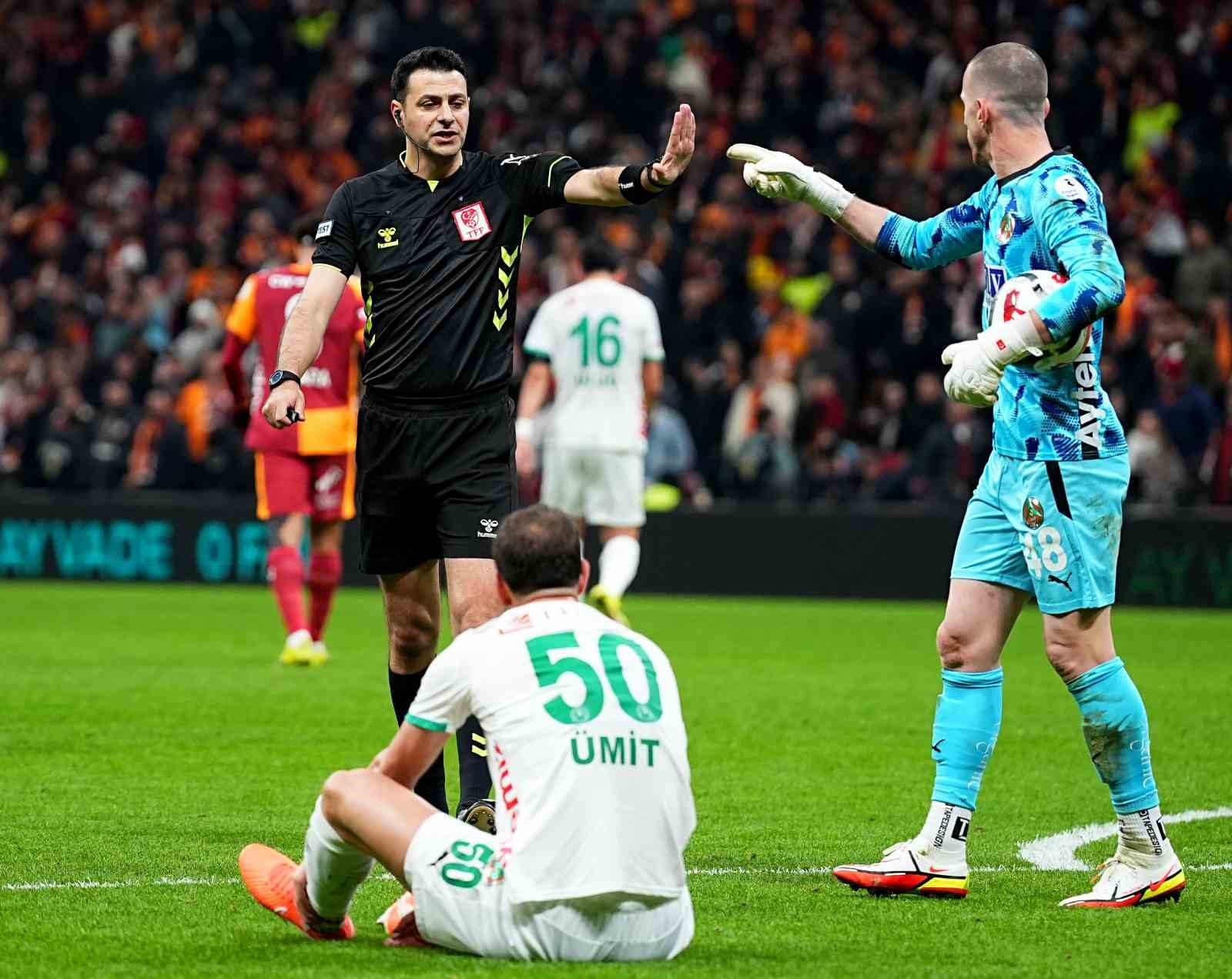 Trendyol Süper Lig: Galatasaray: 1 - Corendon Alanyaspor: 0 (İlk yarı)
