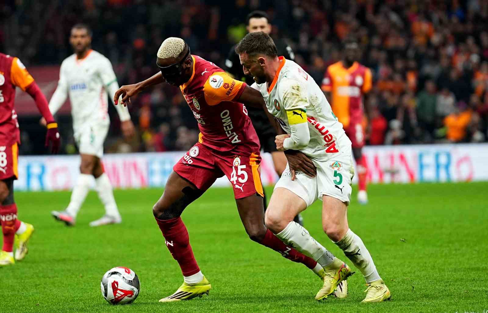 Trendyol Süper Lig: Galatasaray: 1 - Corendon Alanyaspor: 0 (İlk yarı)
