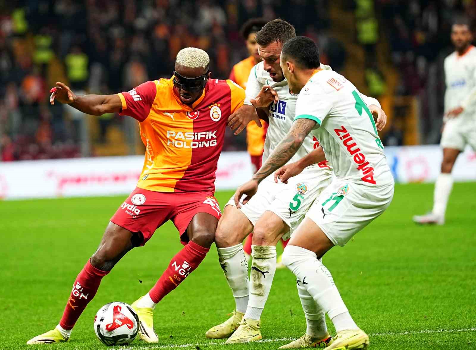 Trendyol Süper Lig: Galatasaray: 1 - Corendon Alanyaspor: 0 (İlk yarı)
