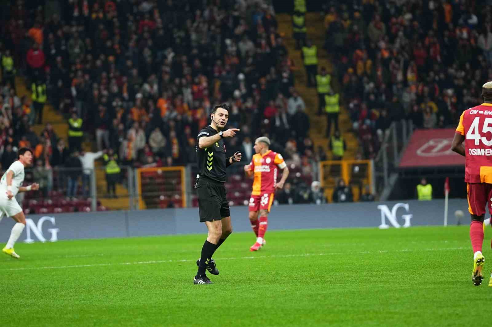Trendyol Süper Lig: Galatasaray: 1 - Corendon Alanyaspor: 0 (İlk yarı)
