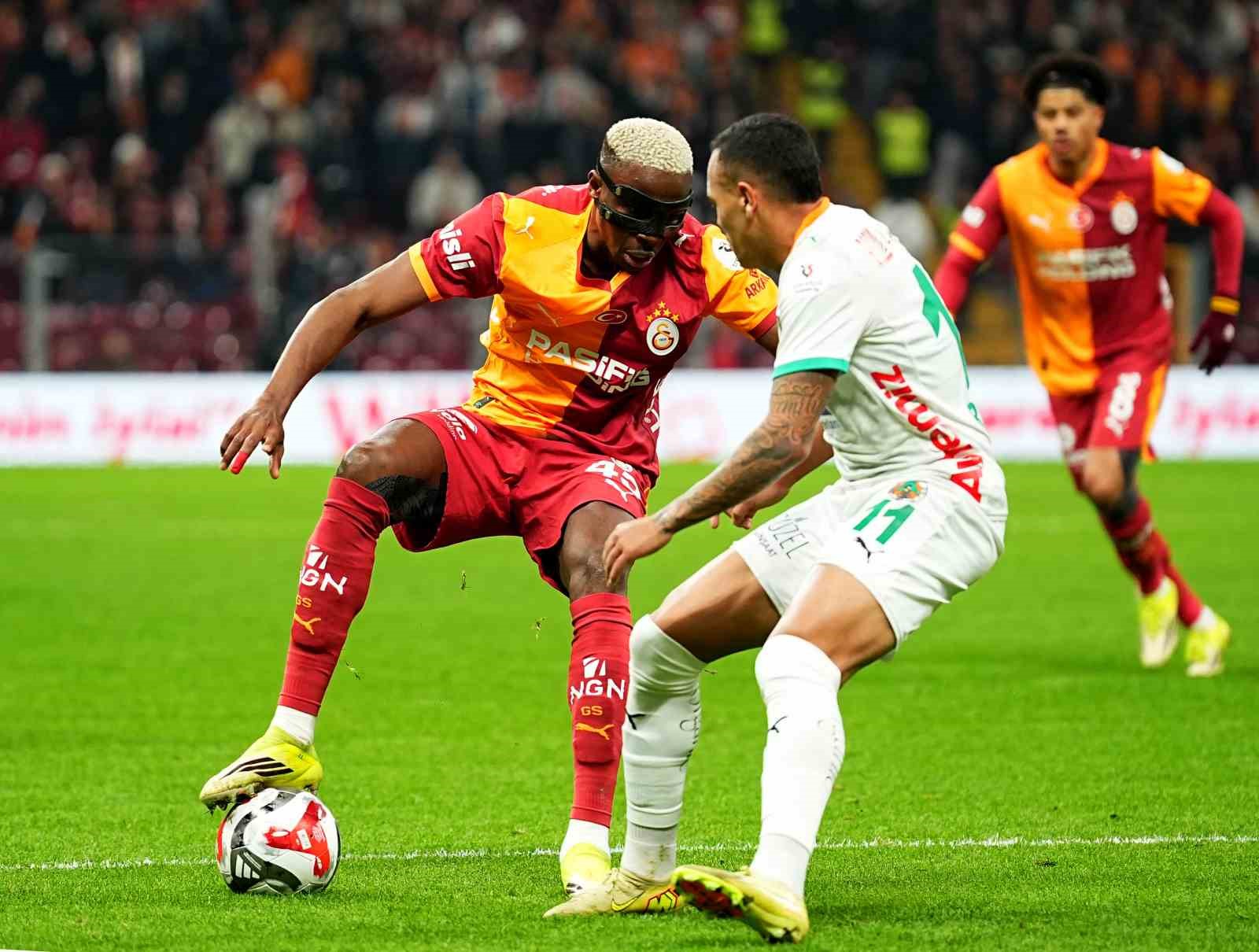 Trendyol Süper Lig: Galatasaray: 1 - Corendon Alanyaspor: 0 (İlk yarı)
