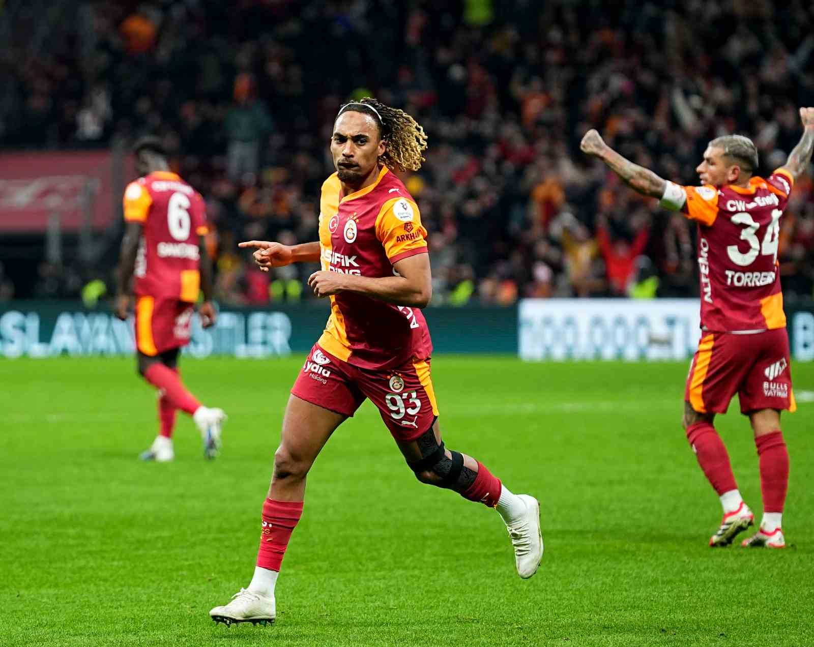 Trendyol Süper Lig: Galatasaray: 1 - Corendon Alanyaspor: 0 (İlk yarı)
