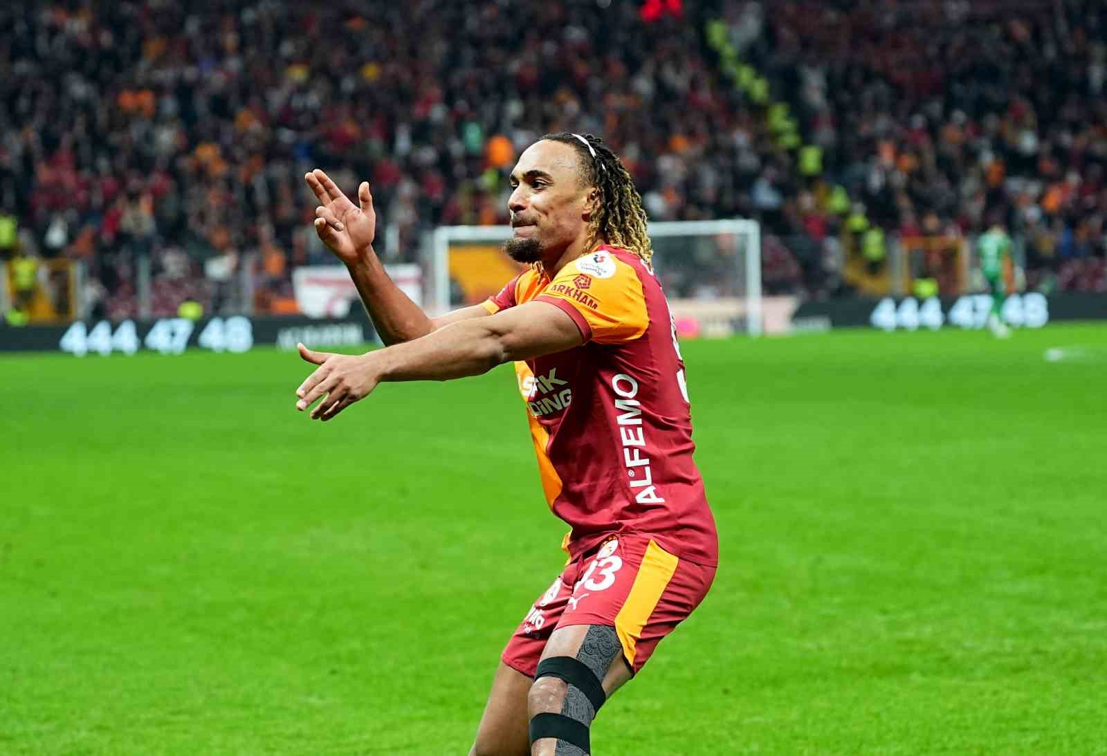 Trendyol Süper Lig: Galatasaray: 1 - Corendon Alanyaspor: 0 (İlk yarı)
