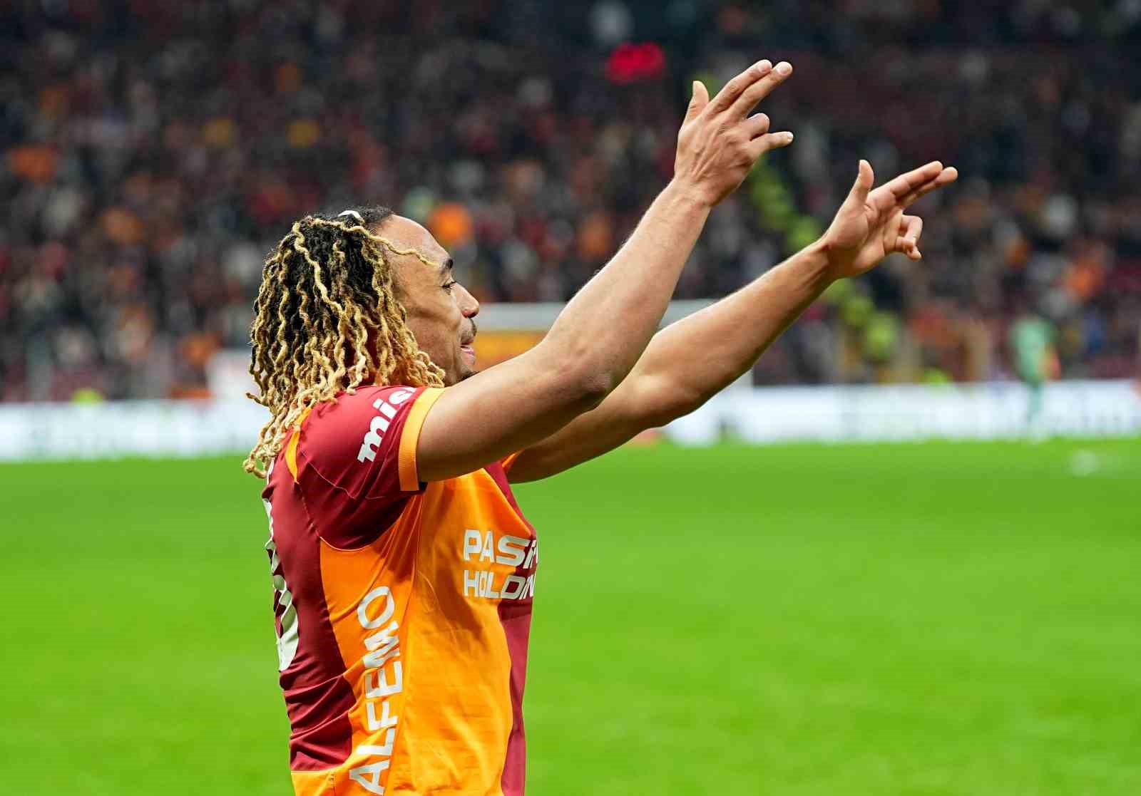 Trendyol Süper Lig: Galatasaray: 1 - Corendon Alanyaspor: 0 (İlk yarı)
