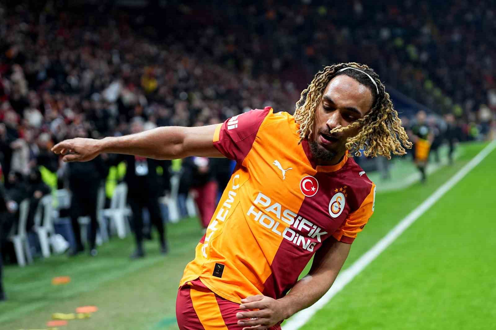 Trendyol Süper Lig: Galatasaray: 1 - Corendon Alanyaspor: 0 (İlk yarı)
