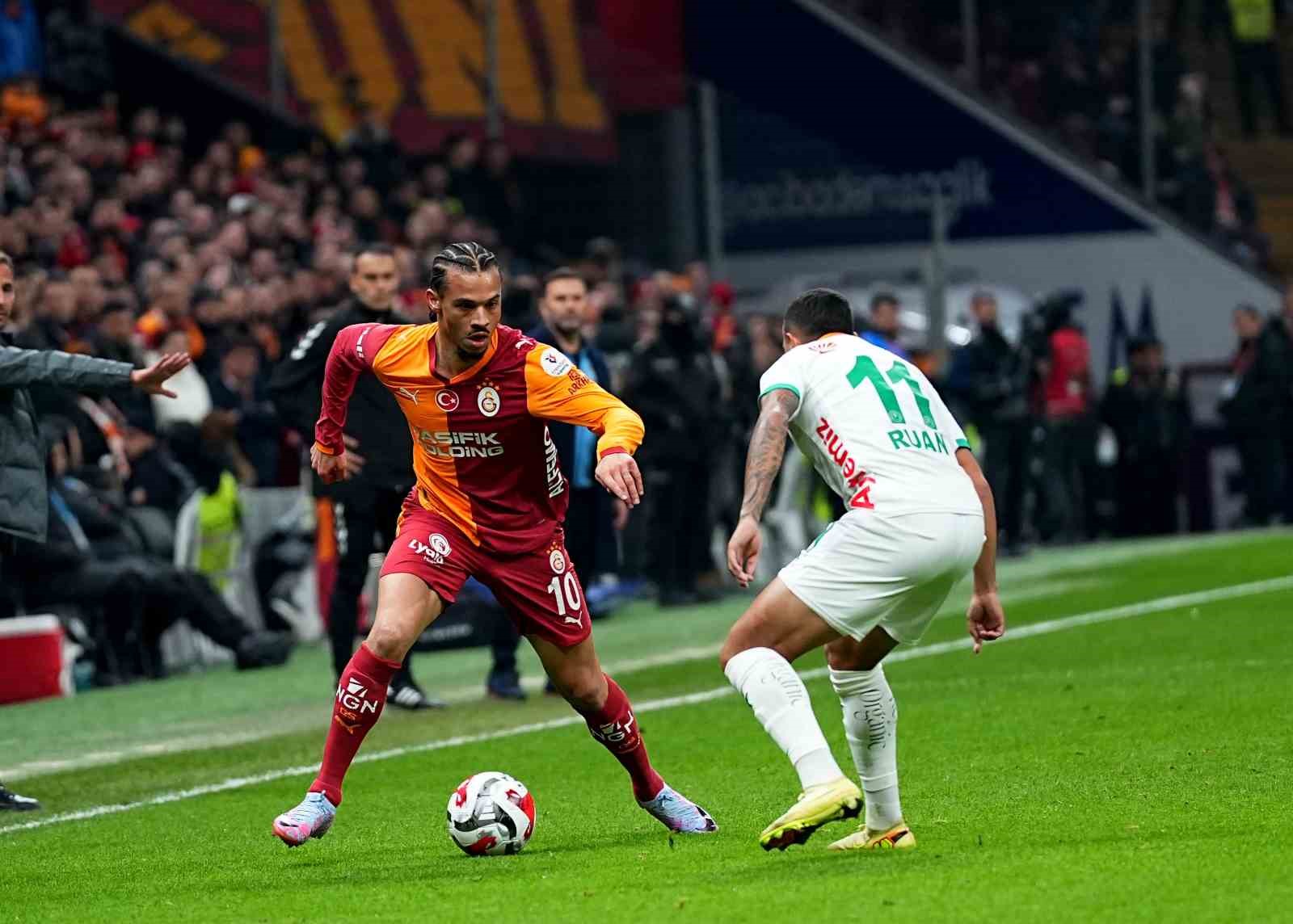 Trendyol Süper Lig: Galatasaray: 1 - Corendon Alanyaspor: 0 (İlk yarı)
