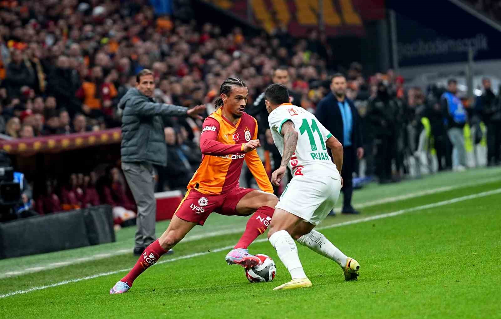 Trendyol Süper Lig: Galatasaray: 1 - Corendon Alanyaspor: 0 (İlk yarı)
