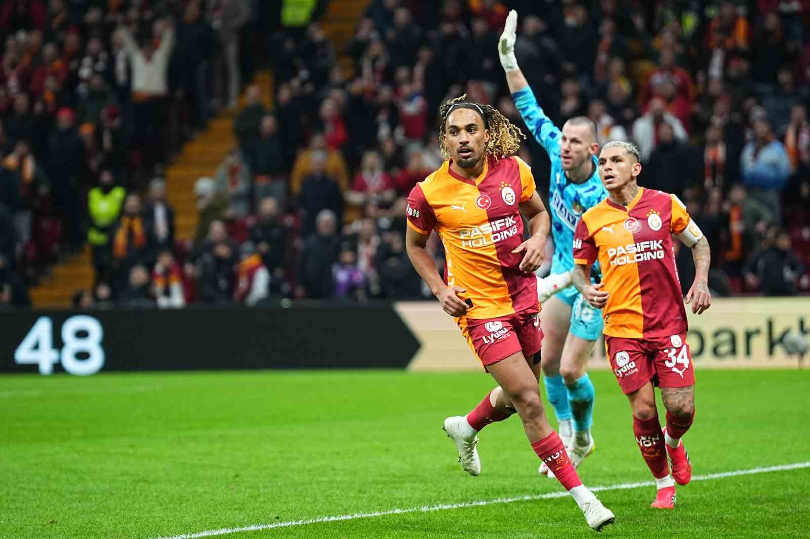 Trendyol Süper Lig: Galatasaray: 1 - Corendon Alanyaspor: 0 (İlk yarı)

