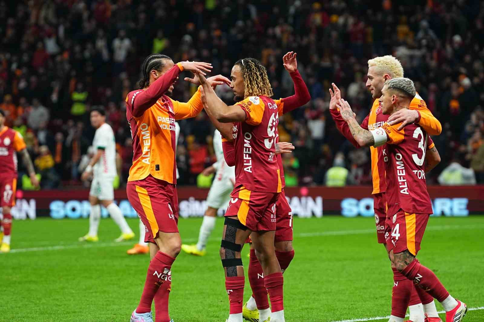 Trendyol Süper Lig: Galatasaray: 1 - Corendon Alanyaspor: 0 (İlk yarı)
