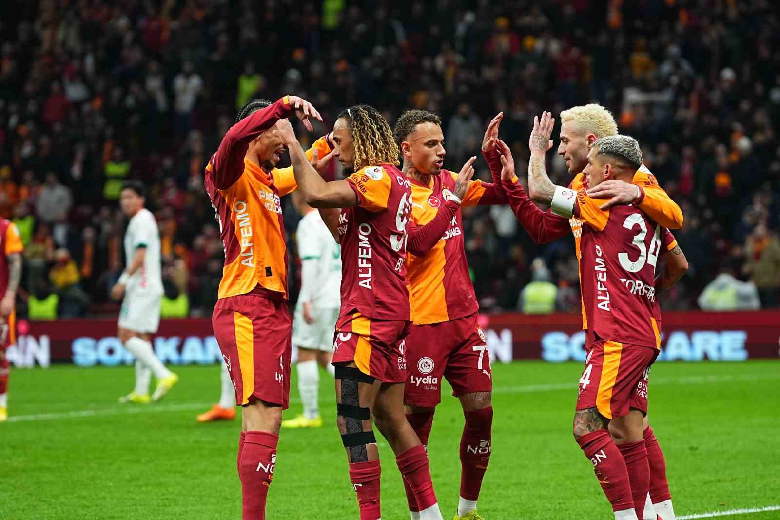 Trendyol Süper Lig: Galatasaray: 1 - Corendon Alanyaspor: 0 (İlk yarı)
