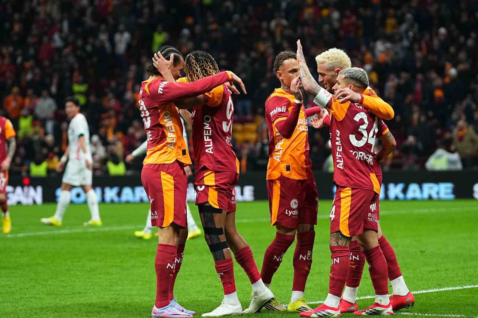 Trendyol Süper Lig: Galatasaray: 1 - Corendon Alanyaspor: 0 (İlk yarı)

