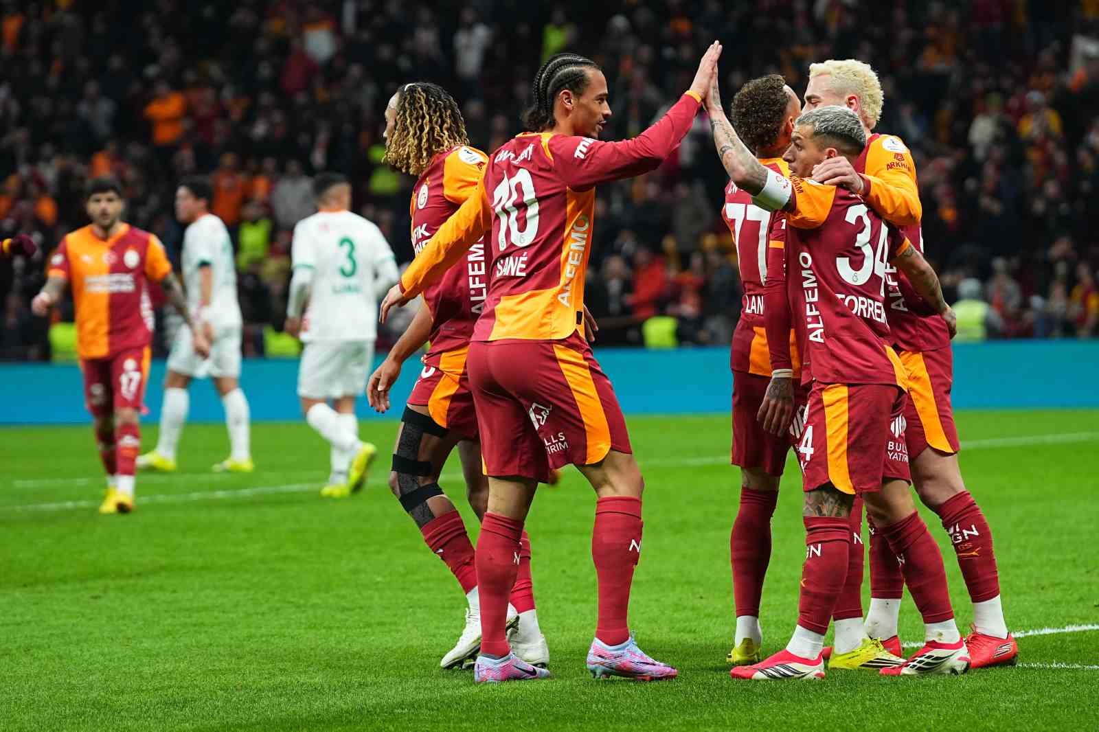 Trendyol Süper Lig: Galatasaray: 1 - Corendon Alanyaspor: 0 (İlk yarı)

