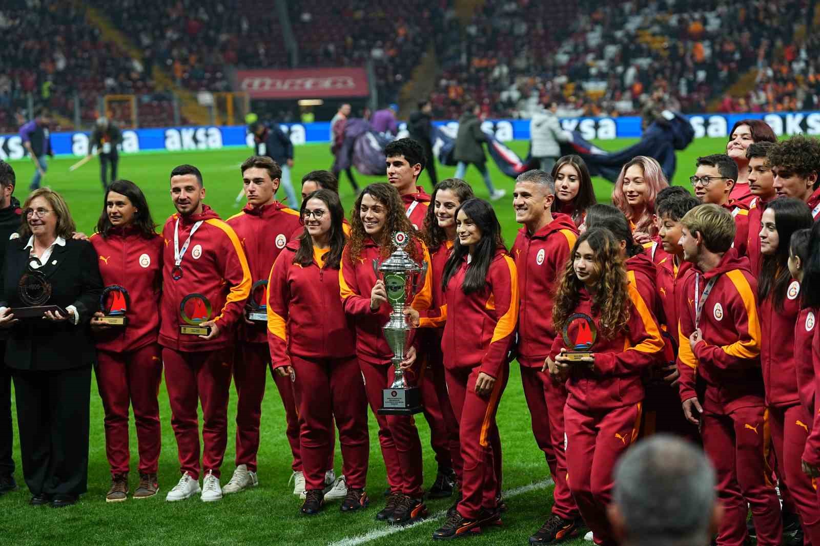 Trendyol Süper Lig: Galatasaray: 1 - Eyüpspor: 0 (Maç devam ediyor)
