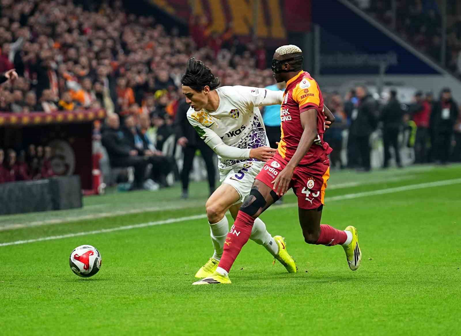 Trendyol Süper Lig: Galatasaray: 1 - Eyüpspor: 0 (Maç devam ediyor)
