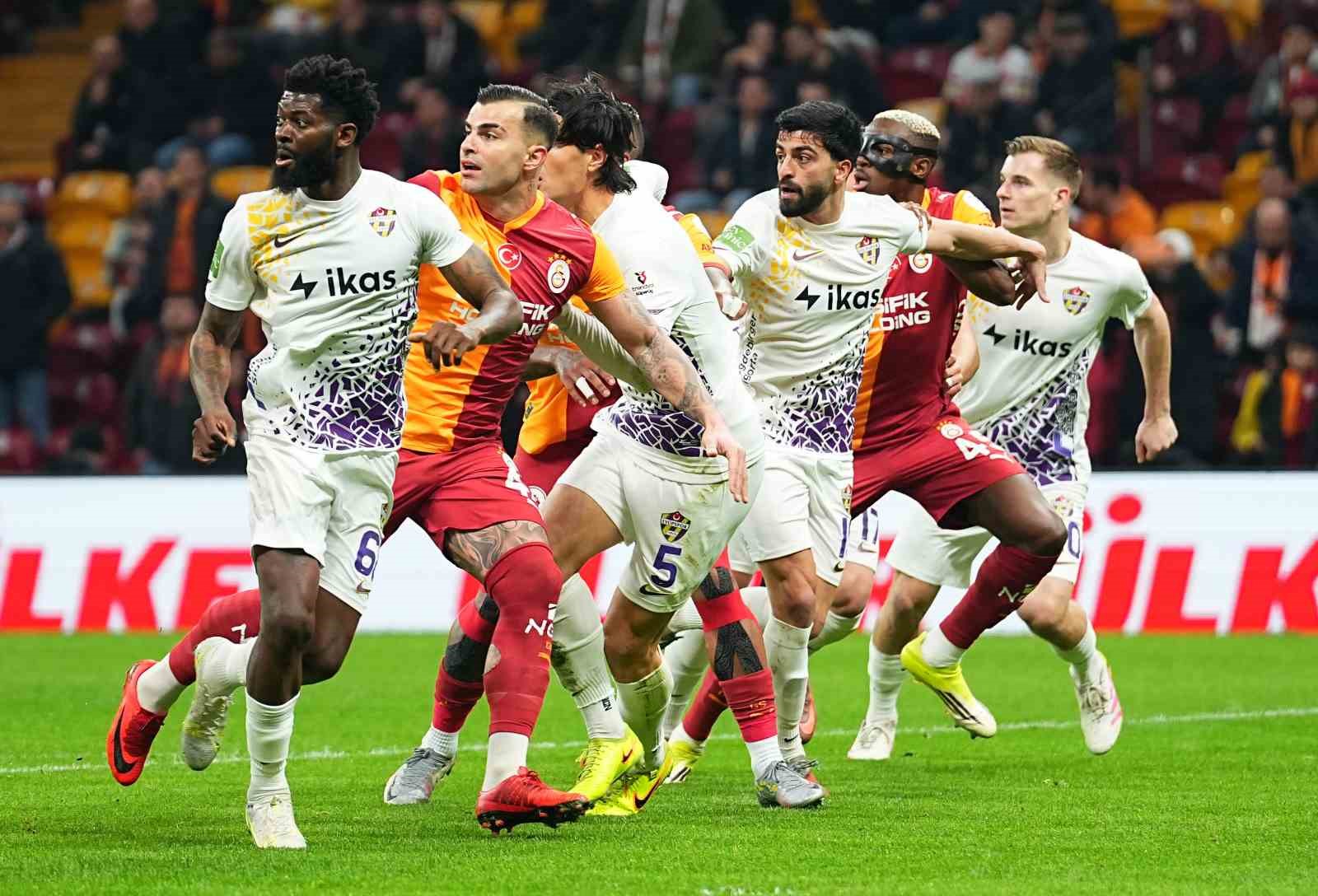 Trendyol Süper Lig: Galatasaray: 1 - Eyüpspor: 0 (Maç devam ediyor)
