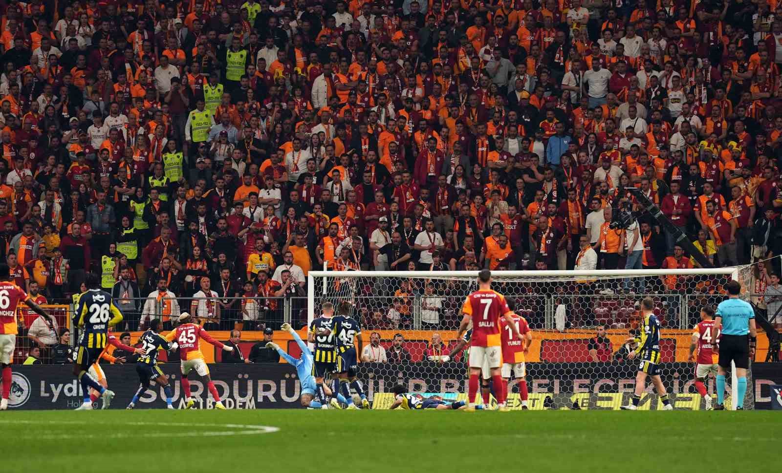 Trendyol Süper Lig: Galatasaray: 1 - Fenerbahçe: 0 (İlk yarı)
