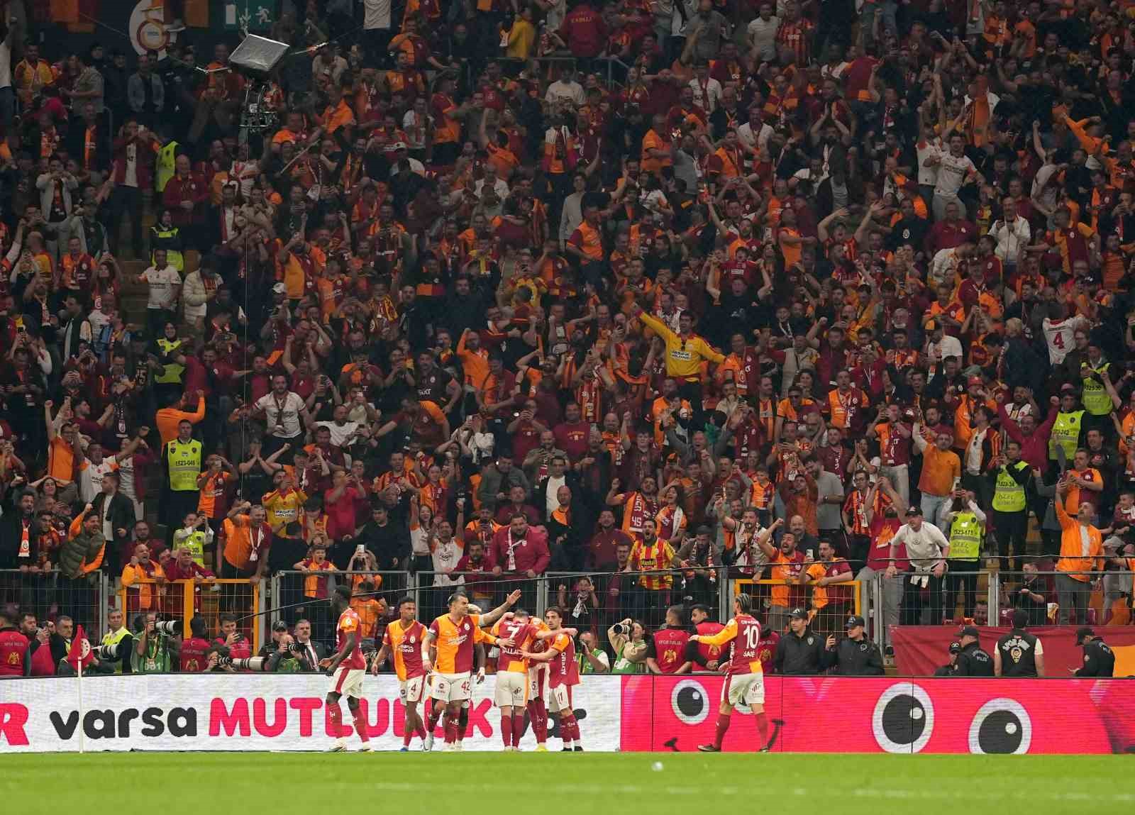 Trendyol Süper Lig: Galatasaray: 1 - Fenerbahçe: 0 (İlk yarı)
