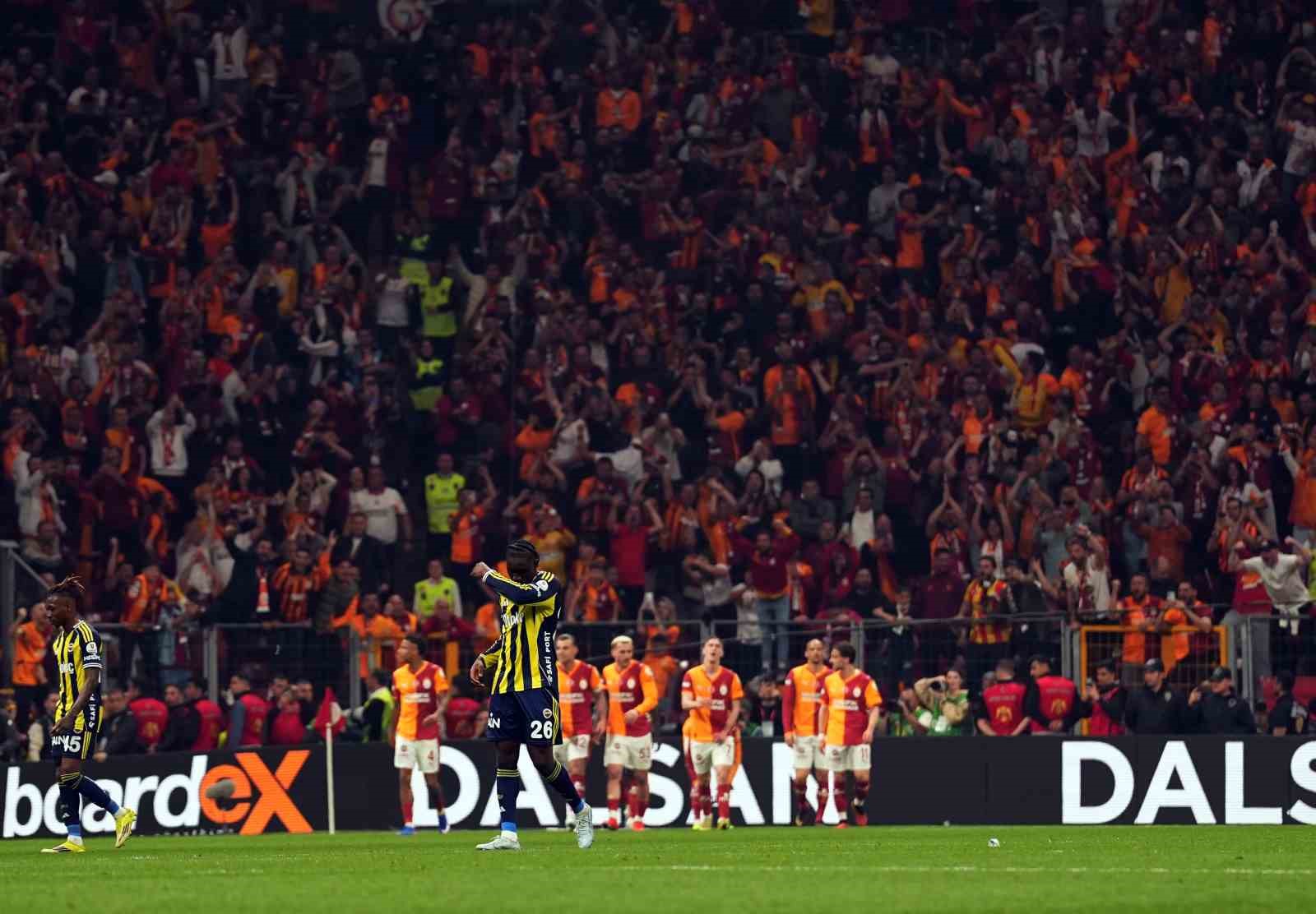 Trendyol Süper Lig: Galatasaray: 1 - Fenerbahçe: 0 (İlk yarı)
