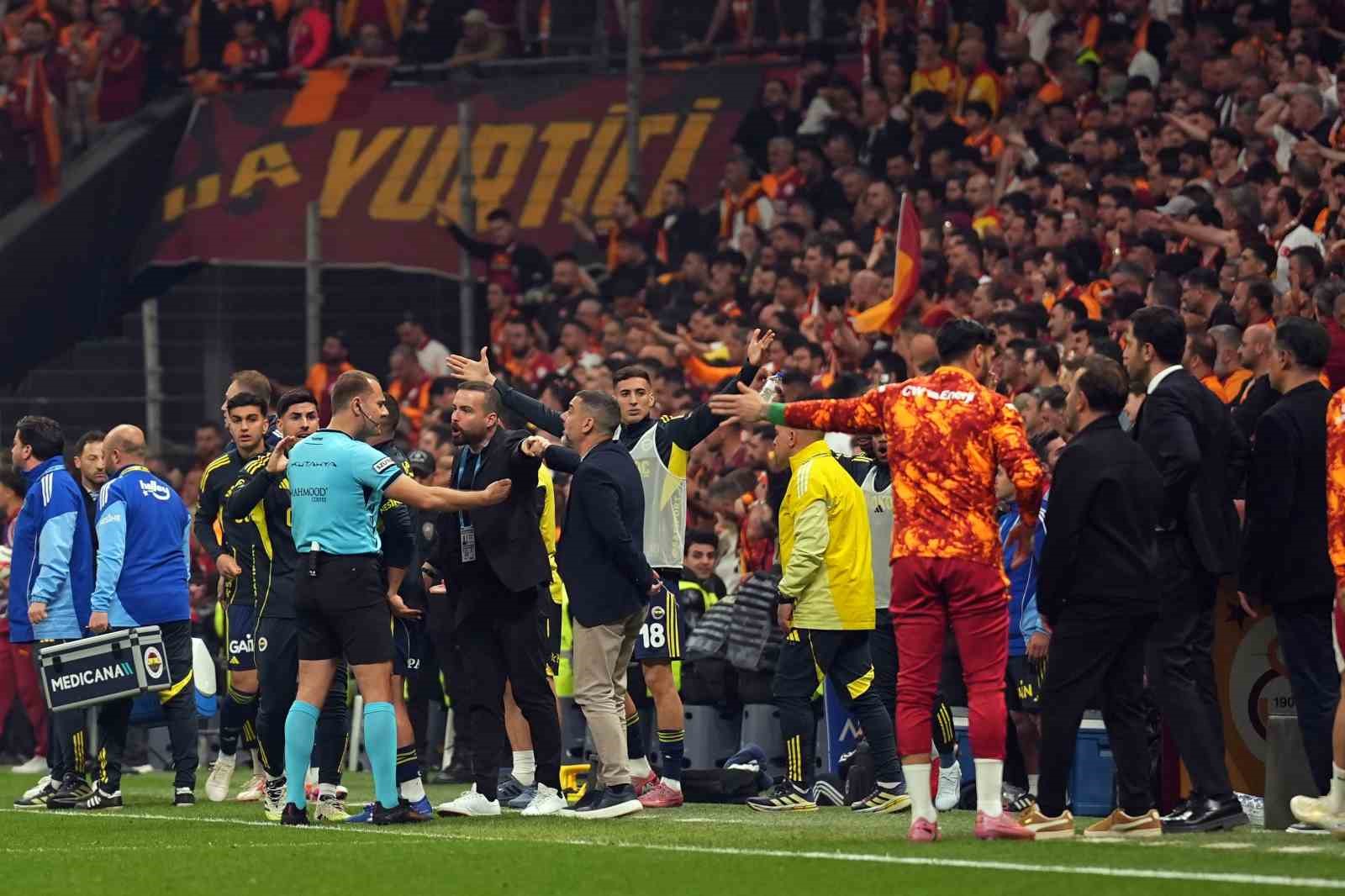 Trendyol Süper Lig: Galatasaray: 1 - Fenerbahçe: 0 (İlk yarı)
