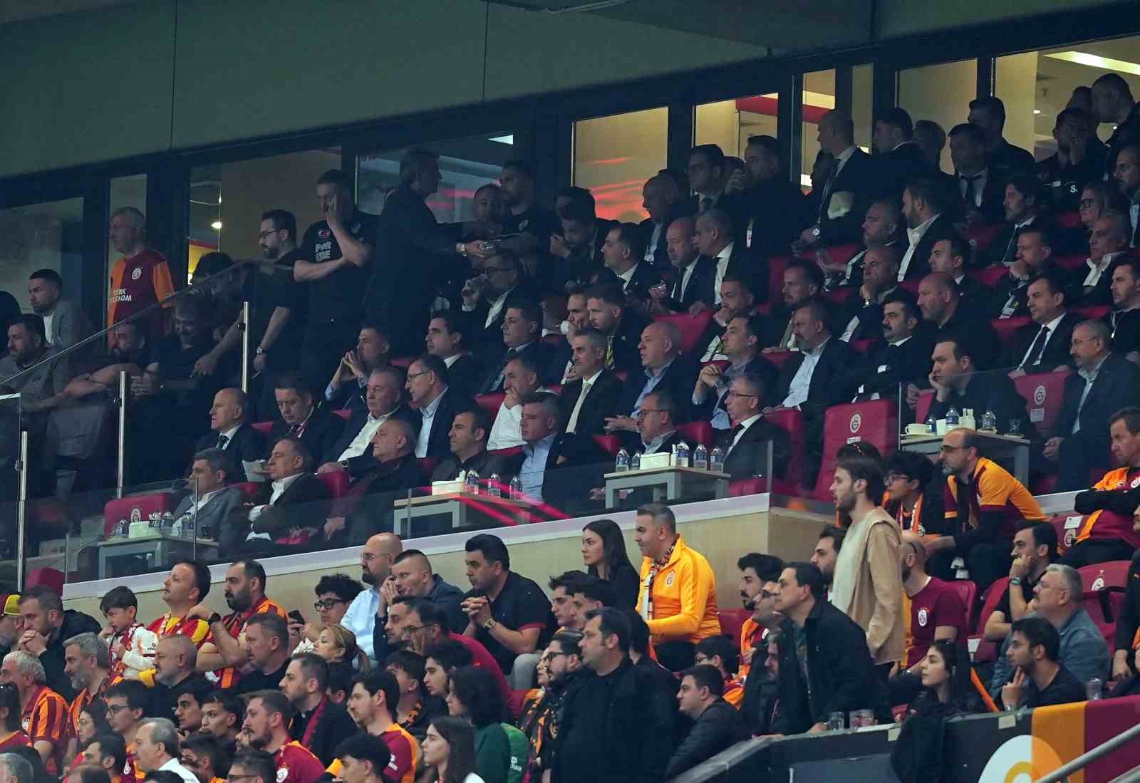 Trendyol Süper Lig: Galatasaray: 1 - Fenerbahçe: 0 (İlk yarı)
