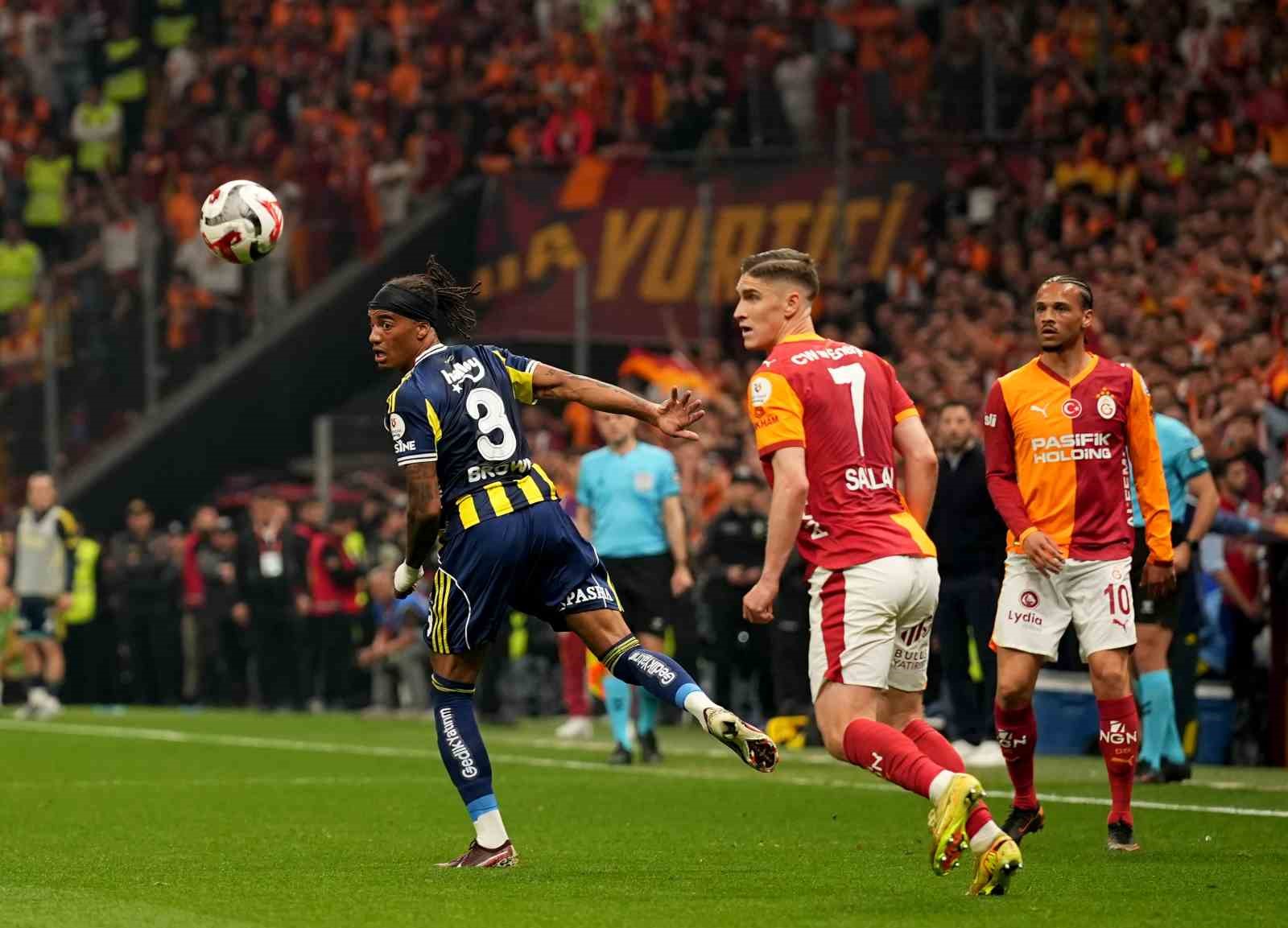 Trendyol Süper Lig: Galatasaray: 1 - Fenerbahçe: 0 (İlk yarı)
