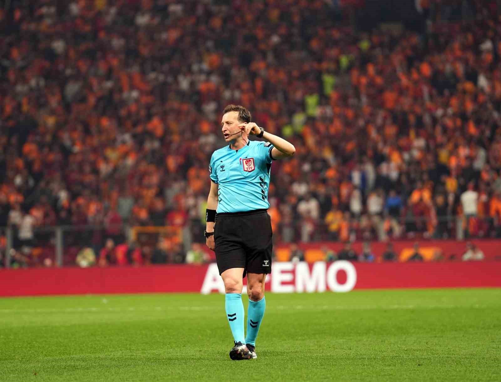 Trendyol Süper Lig: Galatasaray: 1 - Fenerbahçe: 0 (İlk yarı)
