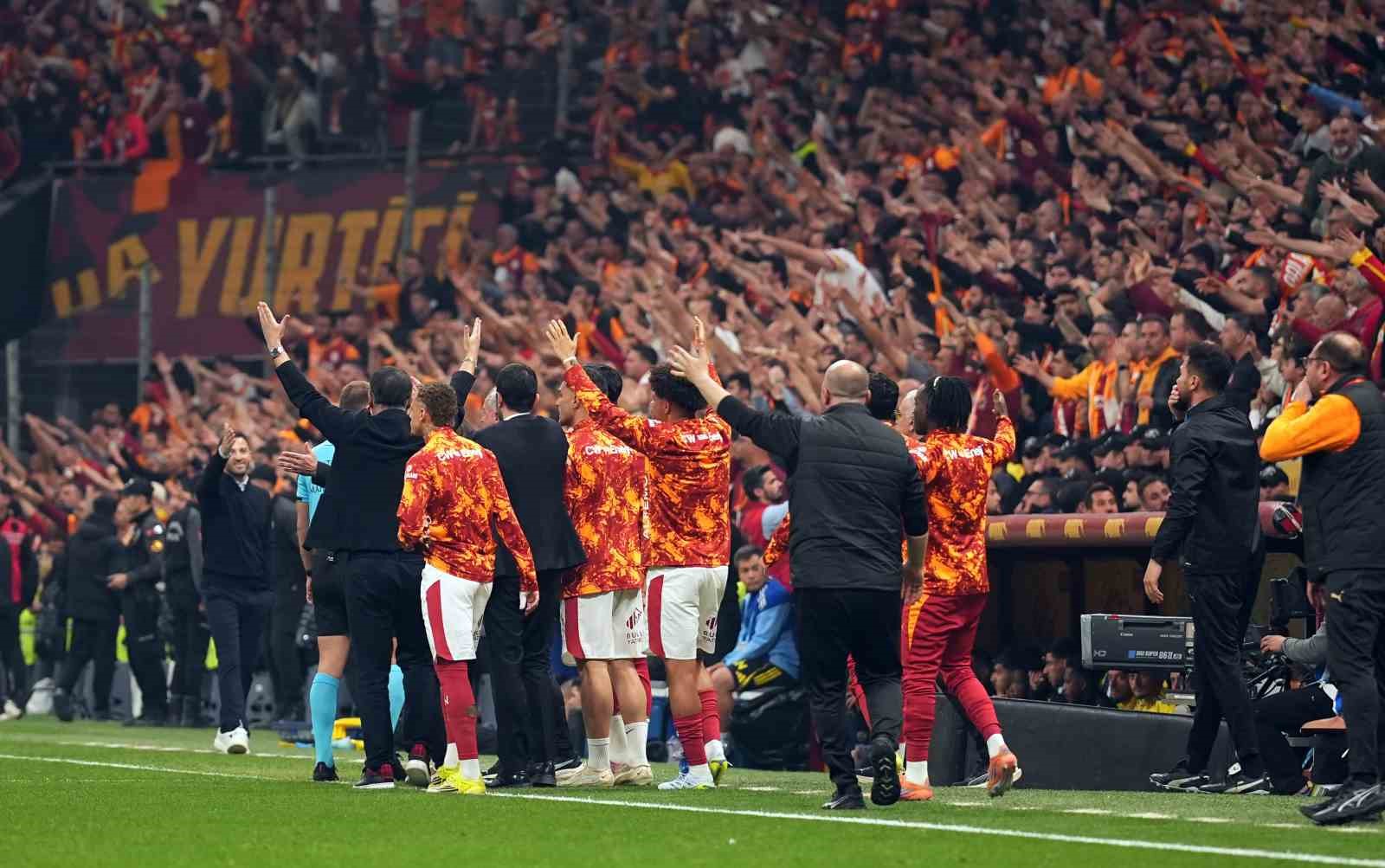Trendyol Süper Lig: Galatasaray: 1 - Fenerbahçe: 0 (İlk yarı)
