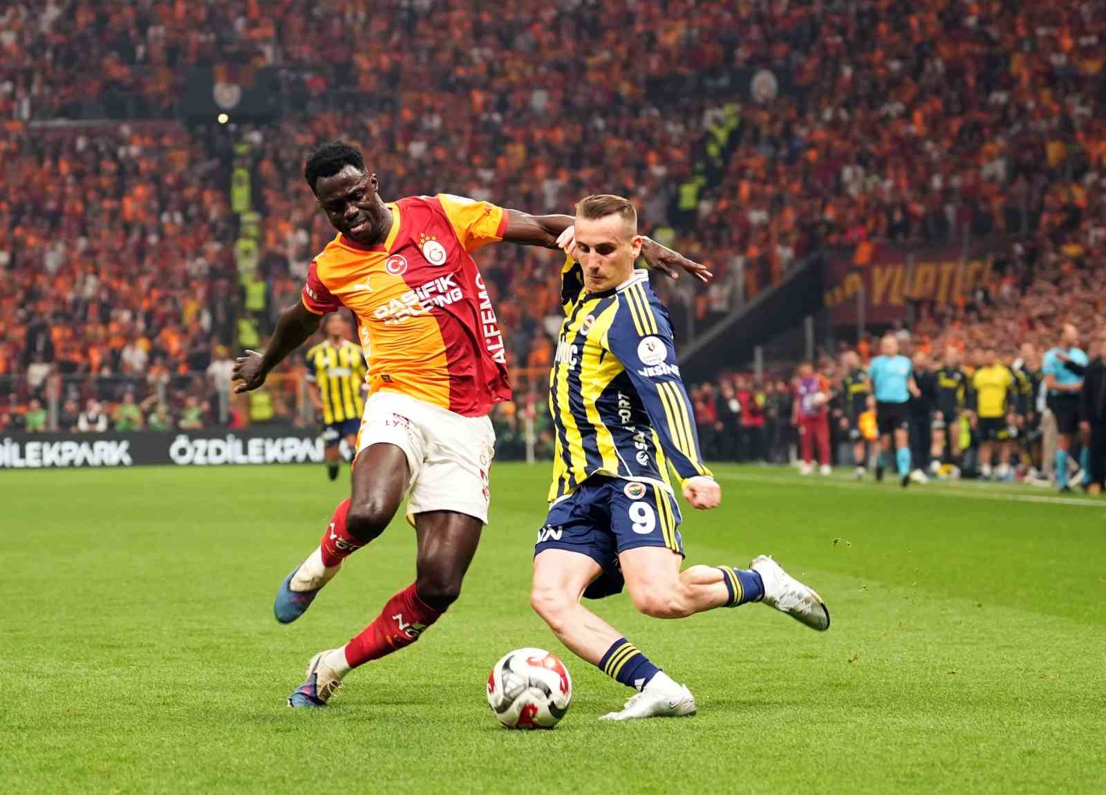Trendyol Süper Lig: Galatasaray: 1 - Fenerbahçe: 0 (İlk yarı)
