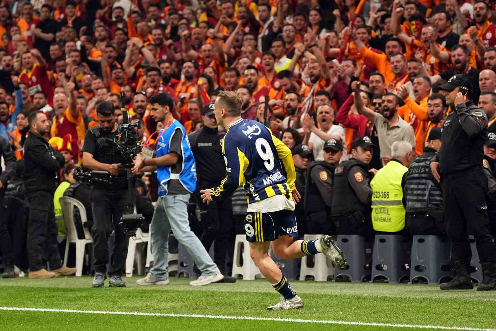 Trendyol Süper Lig: Galatasaray: 1 - Fenerbahçe: 0 (İlk yarı)
