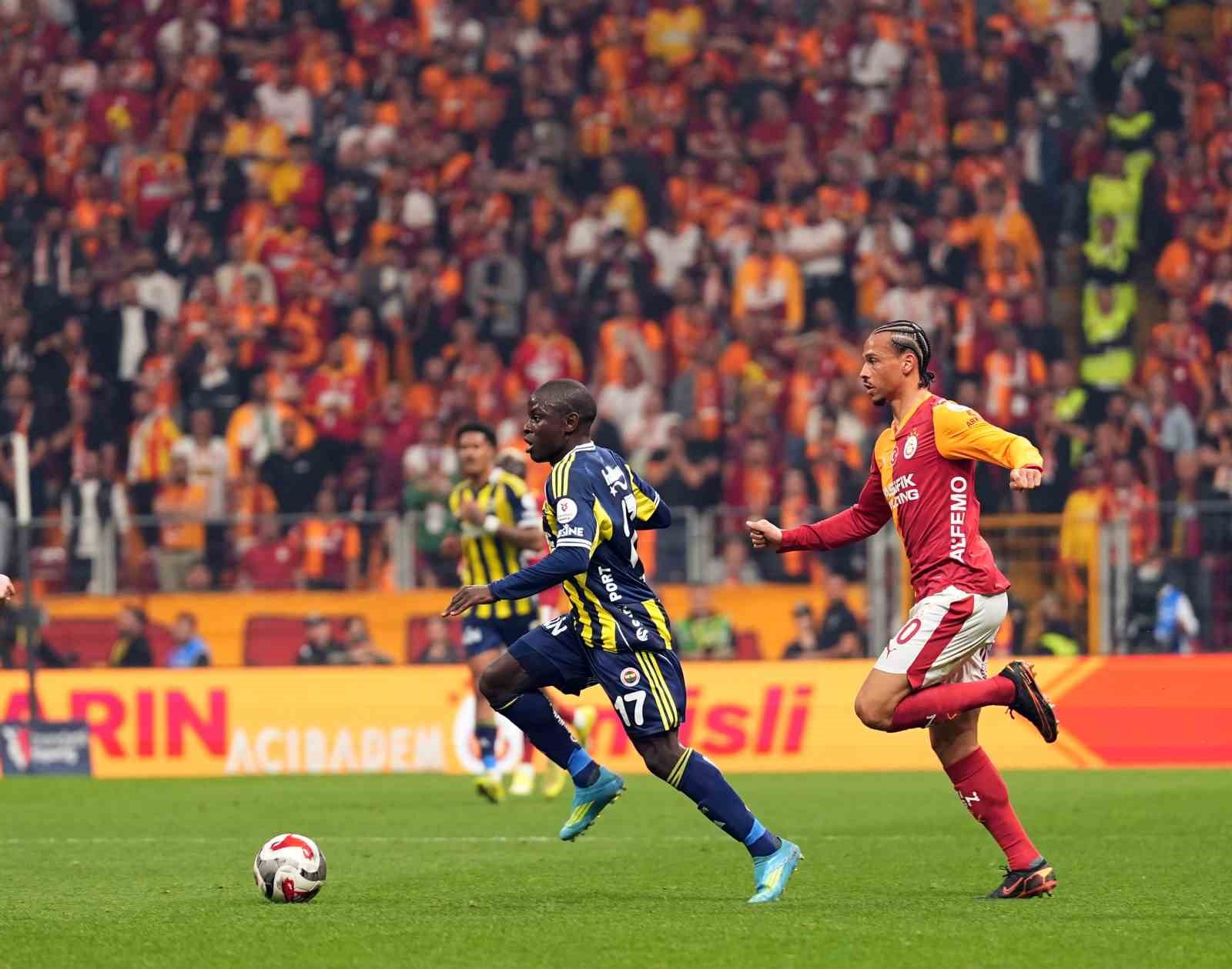 Trendyol Süper Lig: Galatasaray: 1 - Fenerbahçe: 0 (İlk yarı)
