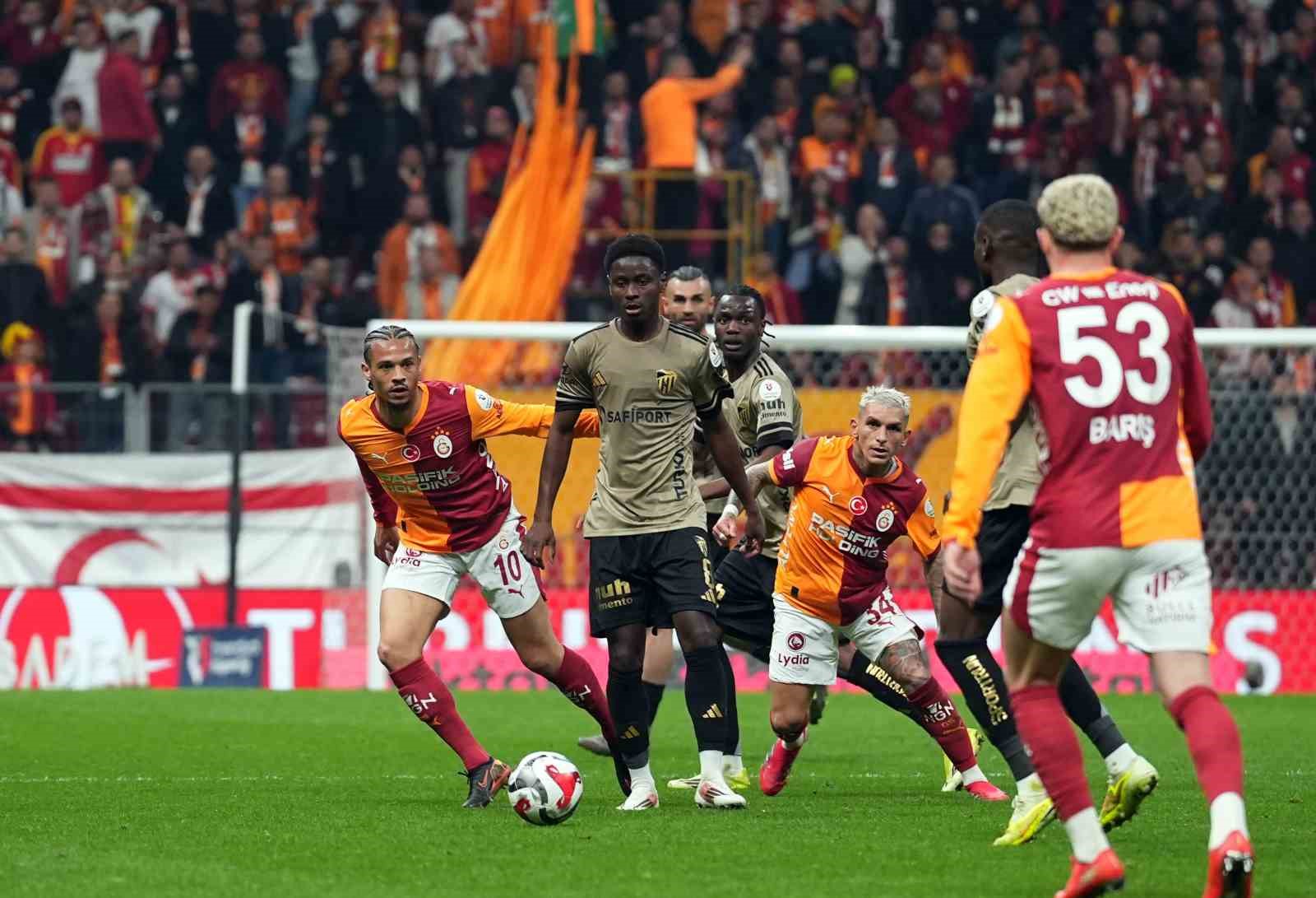Trendyol Süper Lig: Galatasaray: 1 - Kocaelispor: 0 (İlk yarı)
Trendyol Süper Lig: Galatasaray: 1 - Kocaelispor: 0 (İlk yarı)