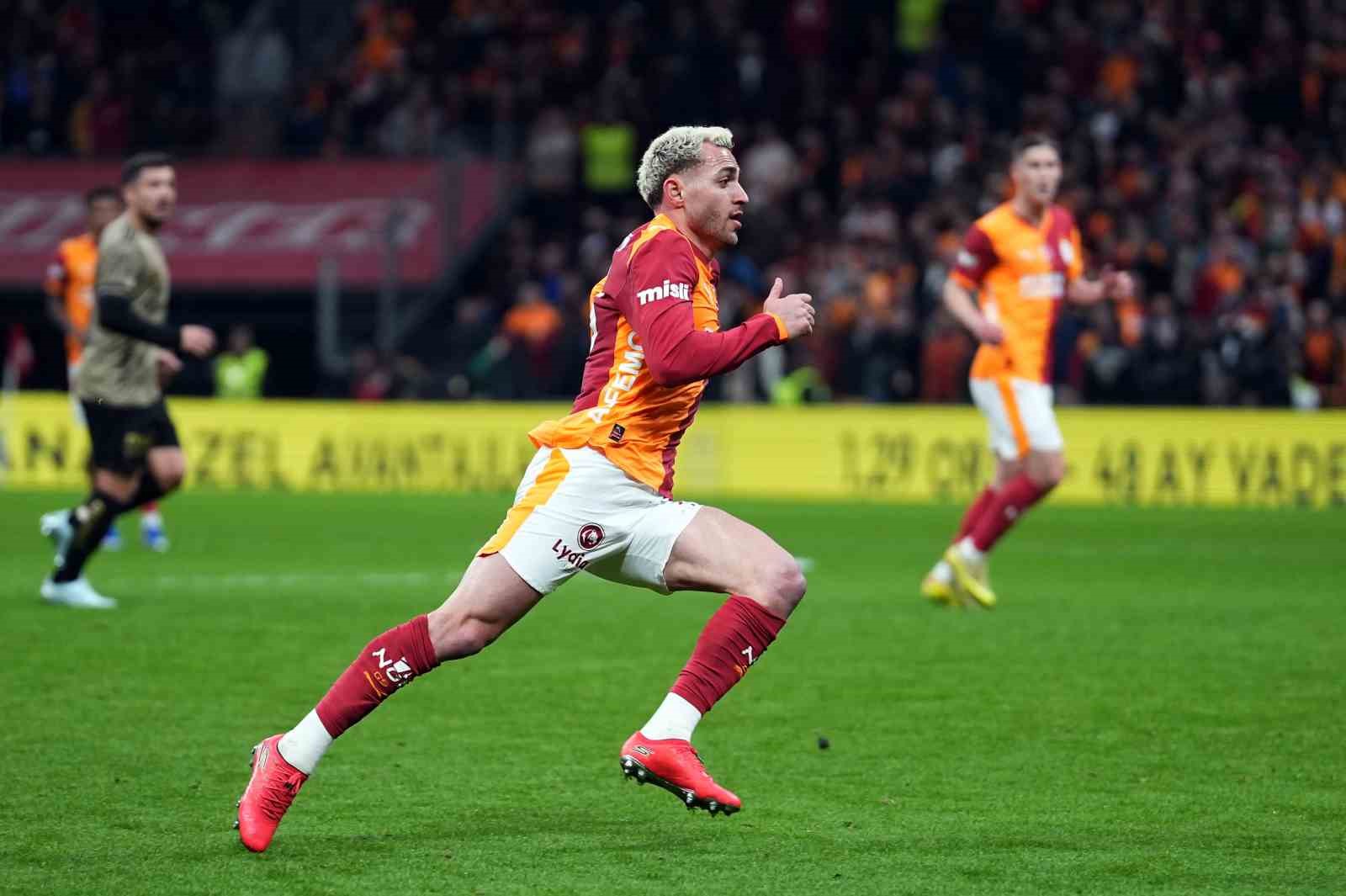 Trendyol Süper Lig: Galatasaray: 1 - Kocaelispor: 0 (İlk yarı)
Trendyol Süper Lig: Galatasaray: 1 - Kocaelispor: 0 (İlk yarı)