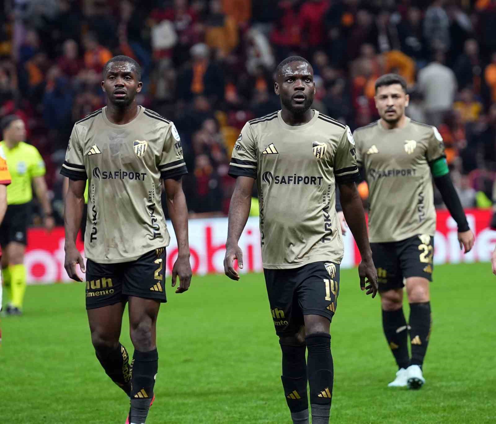 Trendyol Süper Lig: Galatasaray: 1 - Kocaelispor: 0 (İlk yarı)
Trendyol Süper Lig: Galatasaray: 1 - Kocaelispor: 0 (İlk yarı)