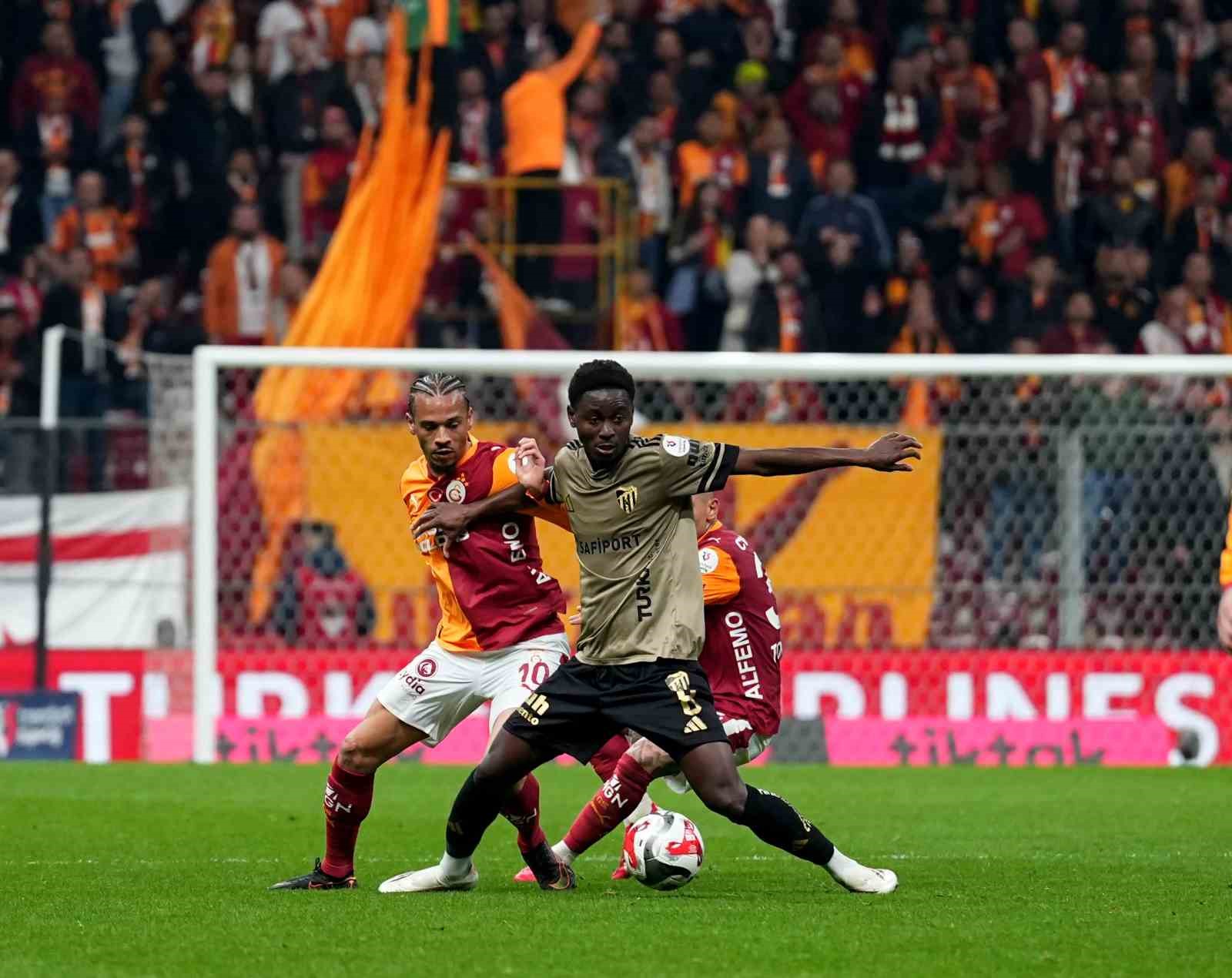 Trendyol Süper Lig: Galatasaray: 1 - Kocaelispor: 0 (İlk yarı)
Trendyol Süper Lig: Galatasaray: 1 - Kocaelispor: 0 (İlk yarı)