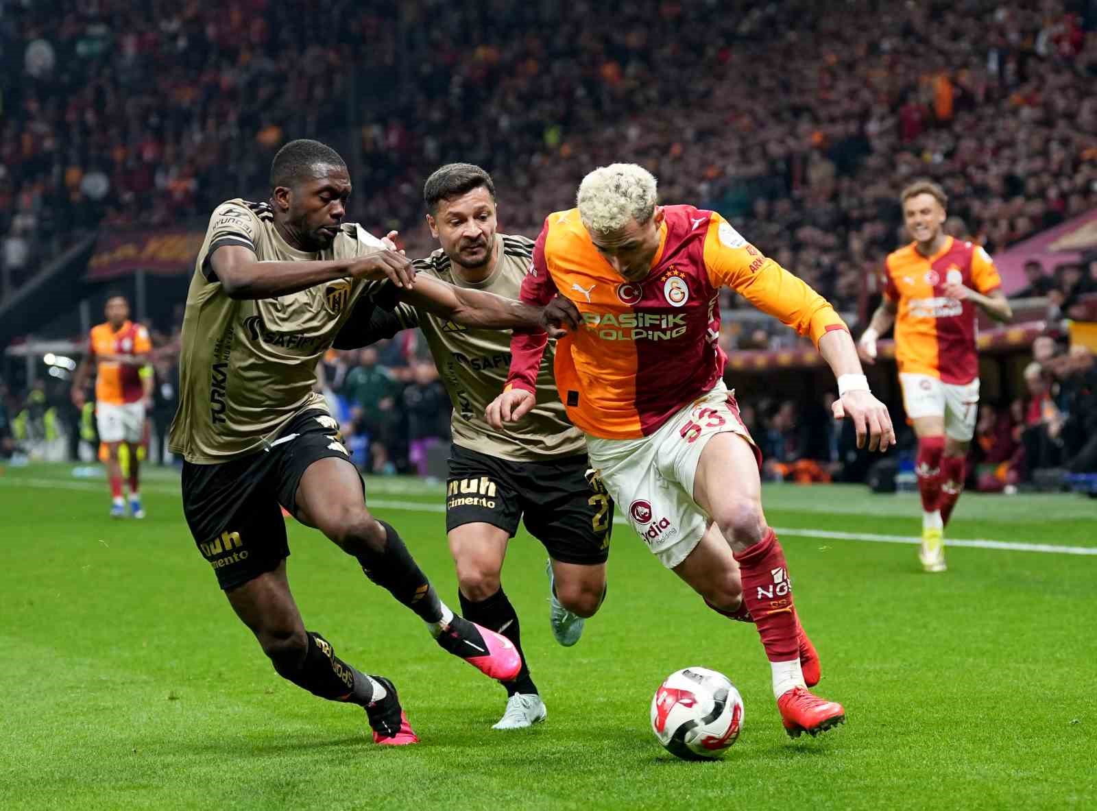 Trendyol Süper Lig: Galatasaray: 1 - Kocaelispor: 1 (Maç sonucu)
Trendyol Süper Lig: Galatasaray: 1 - Kocaelispor: 1 (Maç sonucu)