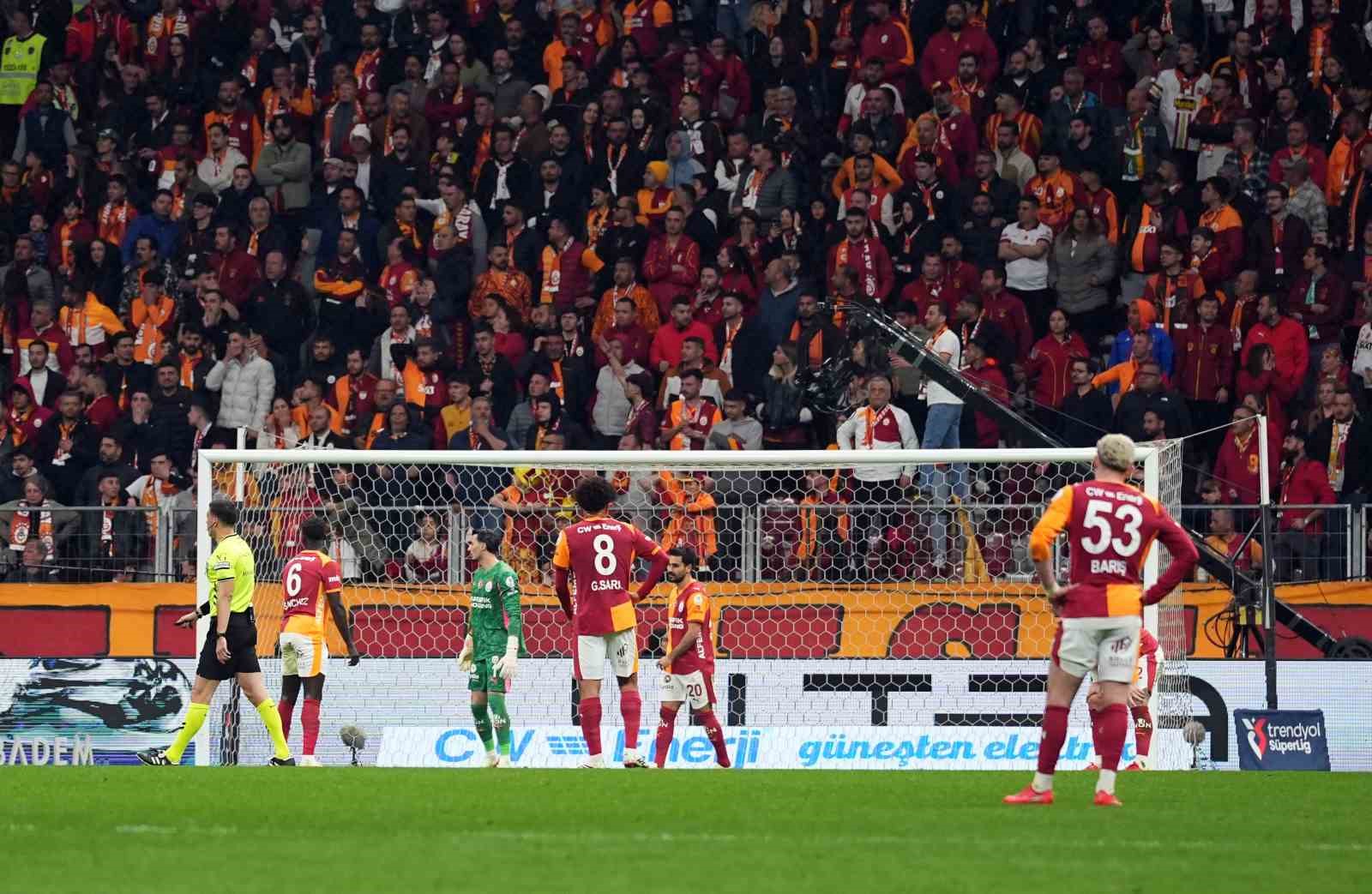 Trendyol Süper Lig: Galatasaray: 1 - Kocaelispor: 1 (Maç sonucu)
Trendyol Süper Lig: Galatasaray: 1 - Kocaelispor: 1 (Maç sonucu)