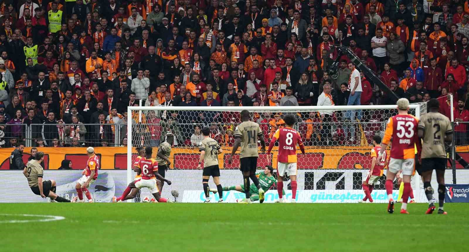 Trendyol Süper Lig: Galatasaray: 1 - Kocaelispor: 1 (Maç sonucu)
Trendyol Süper Lig: Galatasaray: 1 - Kocaelispor: 1 (Maç sonucu)