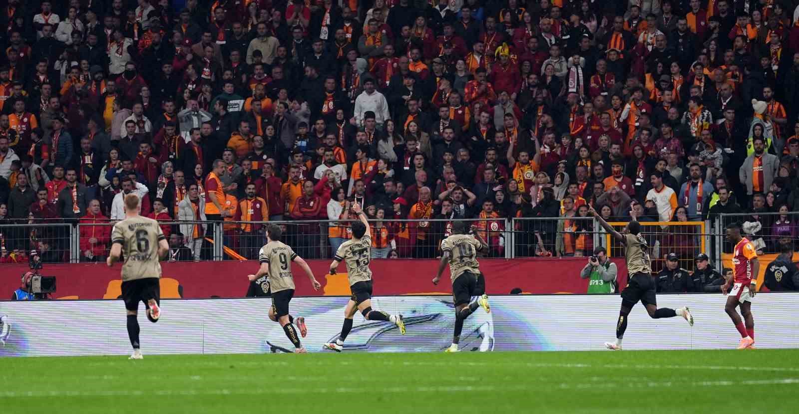 Trendyol Süper Lig: Galatasaray: 1 - Kocaelispor: 1 (Maç sonucu)
Trendyol Süper Lig: Galatasaray: 1 - Kocaelispor: 1 (Maç sonucu)