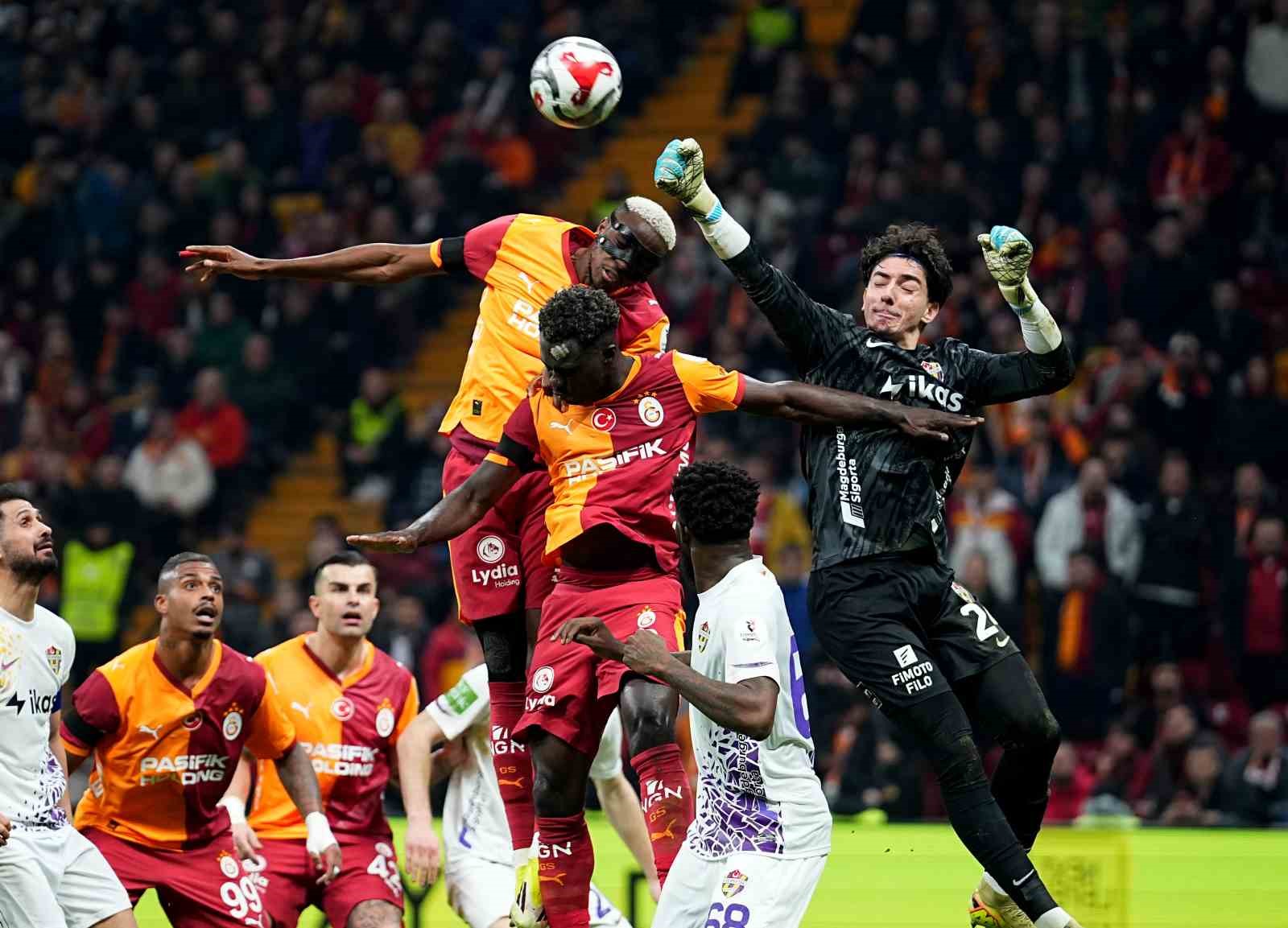 Trendyol Süper Lig: Galatasaray: 2 - Eyüpspor: 0 (İlk yarı)
