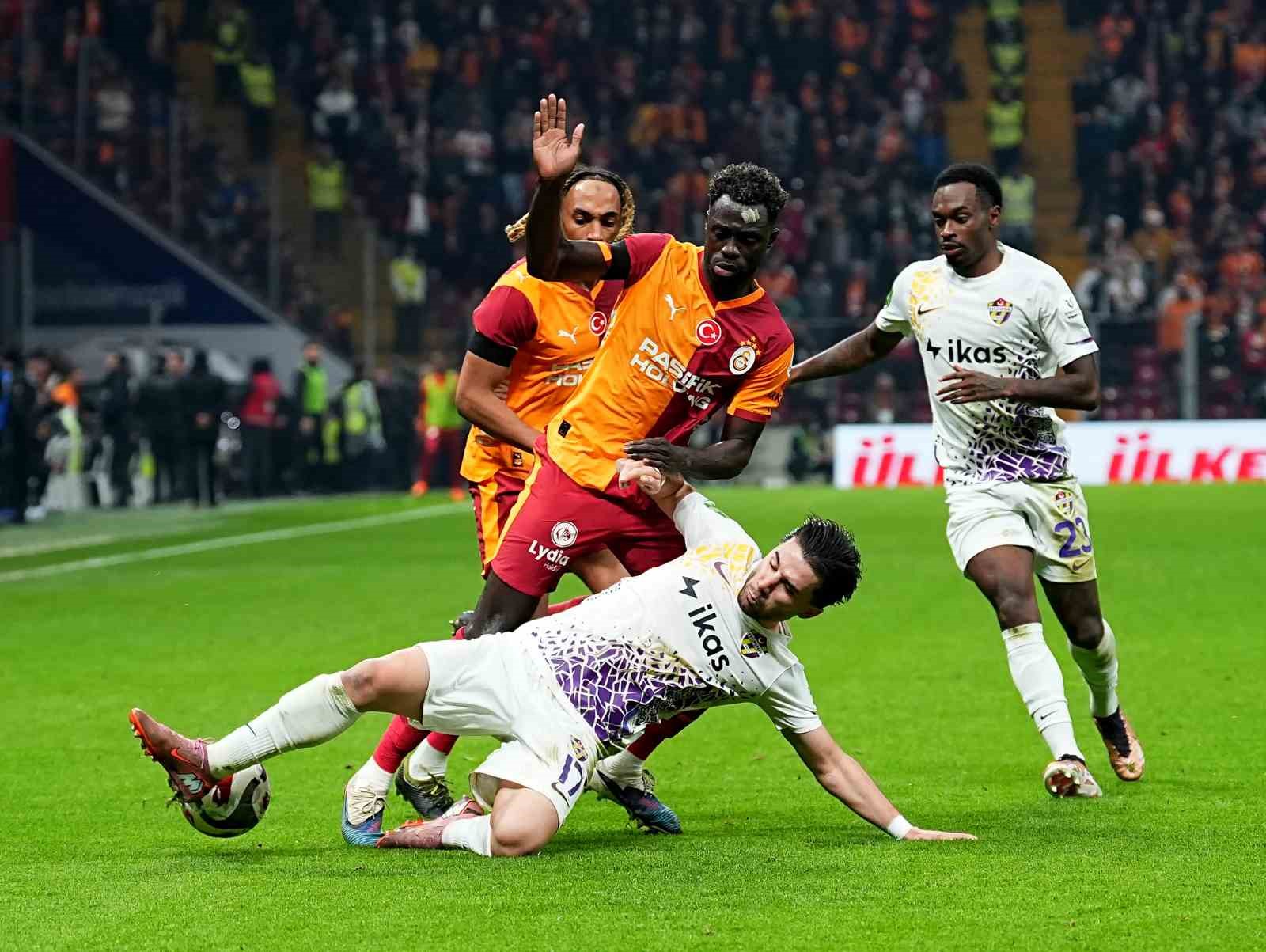 Trendyol Süper Lig: Galatasaray: 2 - Eyüpspor: 0 (İlk yarı)
