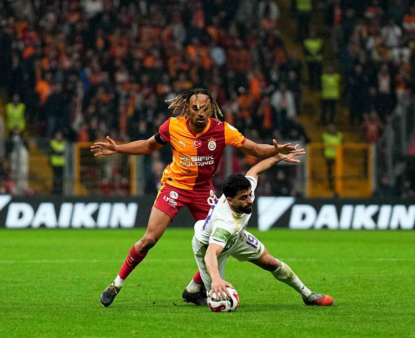 Trendyol Süper Lig: Galatasaray: 2 - Eyüpspor: 0 (İlk yarı)
