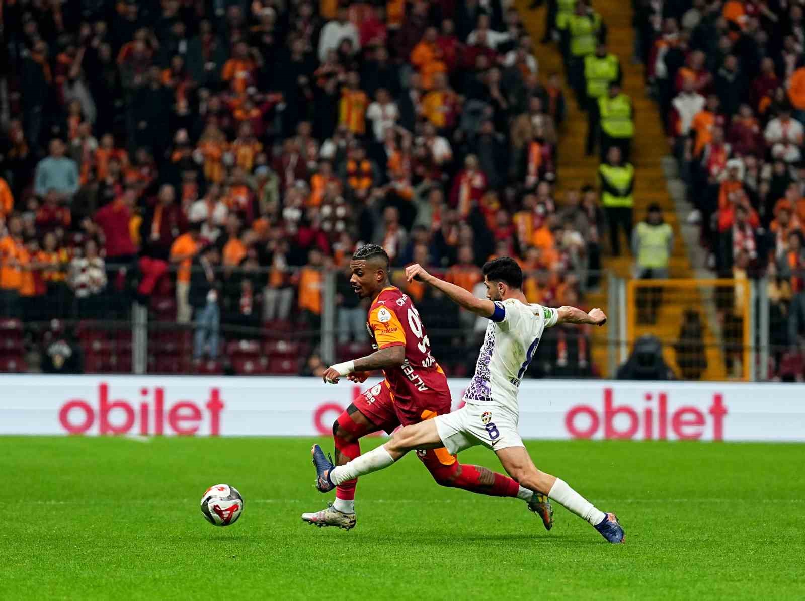 Trendyol Süper Lig: Galatasaray: 2 - Eyüpspor: 0 (İlk yarı)
