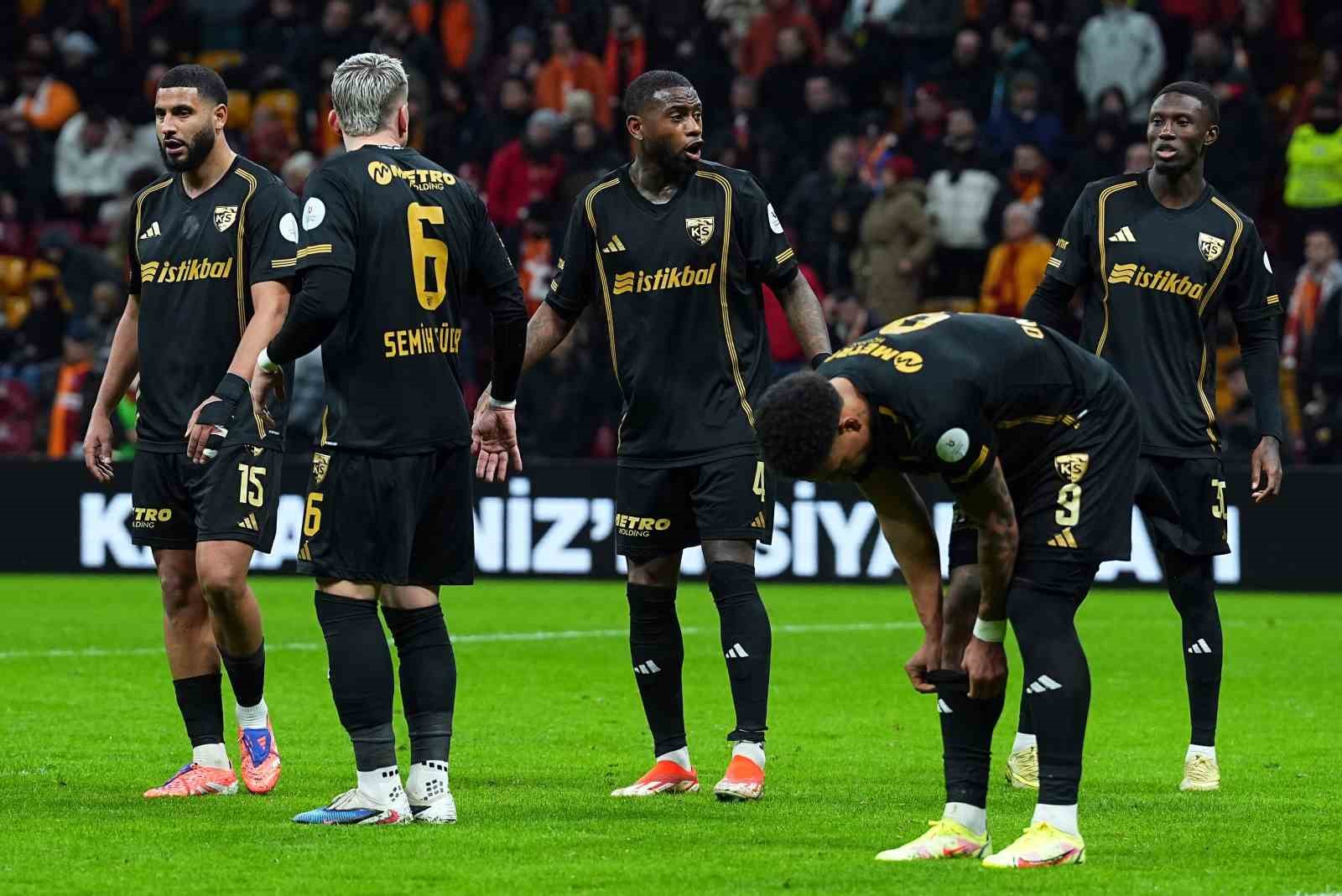 Trendyol Süper Lig: Galatasaray: 2 - Kayserispor: 0 (İlk yarı)
