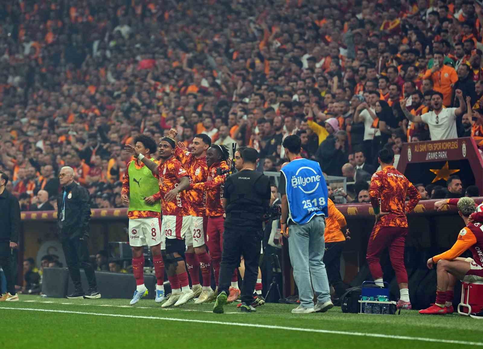 Trendyol Süper Lig: Galatasaray: 3 - Fenerbahçe: 0 (Maç sonucu)
